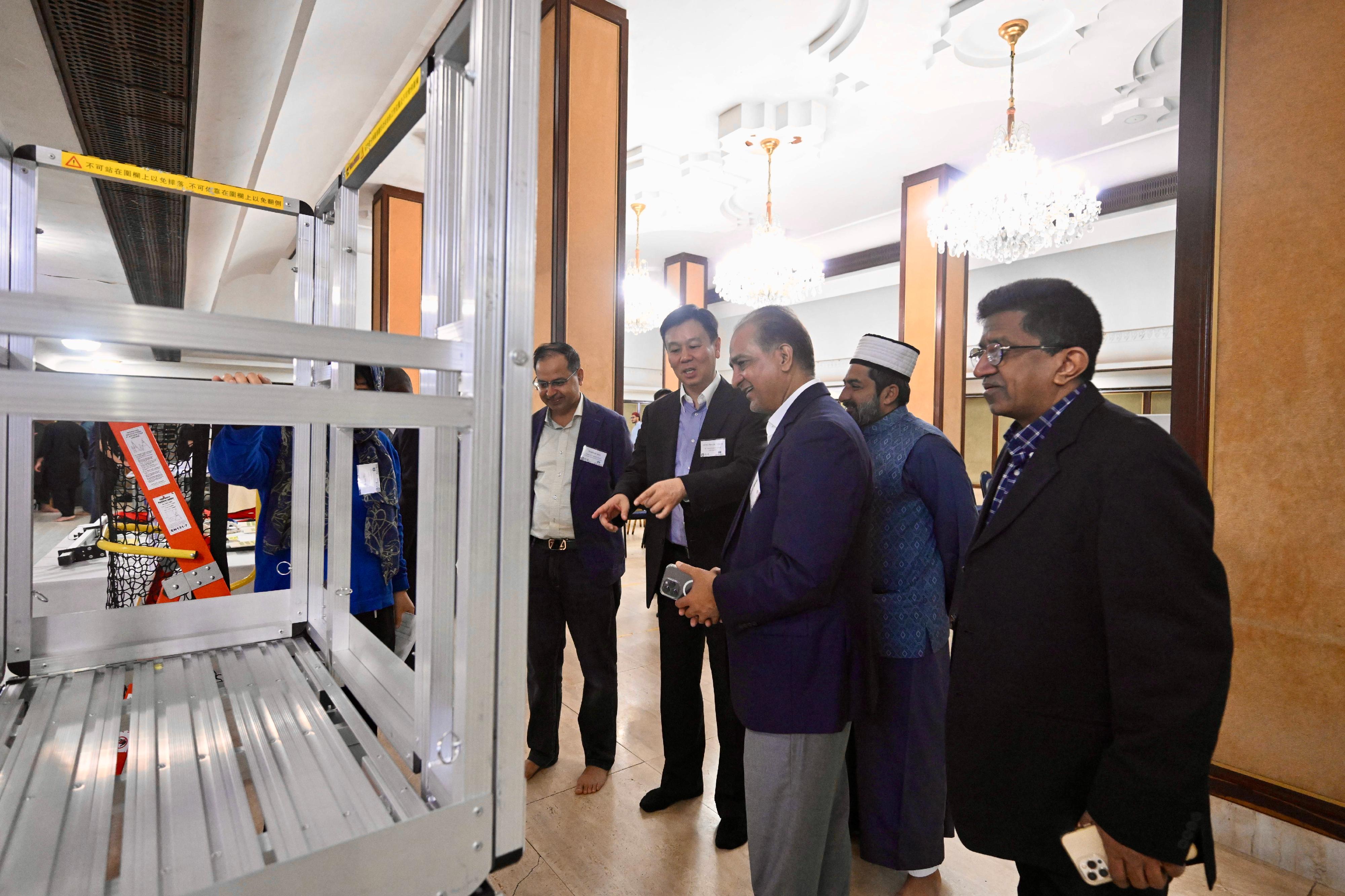 The Labour Department and the Occupational Safety and Health Council jointly held an occupational safety seminar at the Kowloon Masjid and Islamic Centre today (October 25) to enhance occupational safety awareness among ethnic minorities. Photo shows the Acting Commissioner for Labour, Mr Vincent Fung (fourth right), and other guests visiting a safety equipment exhibition.