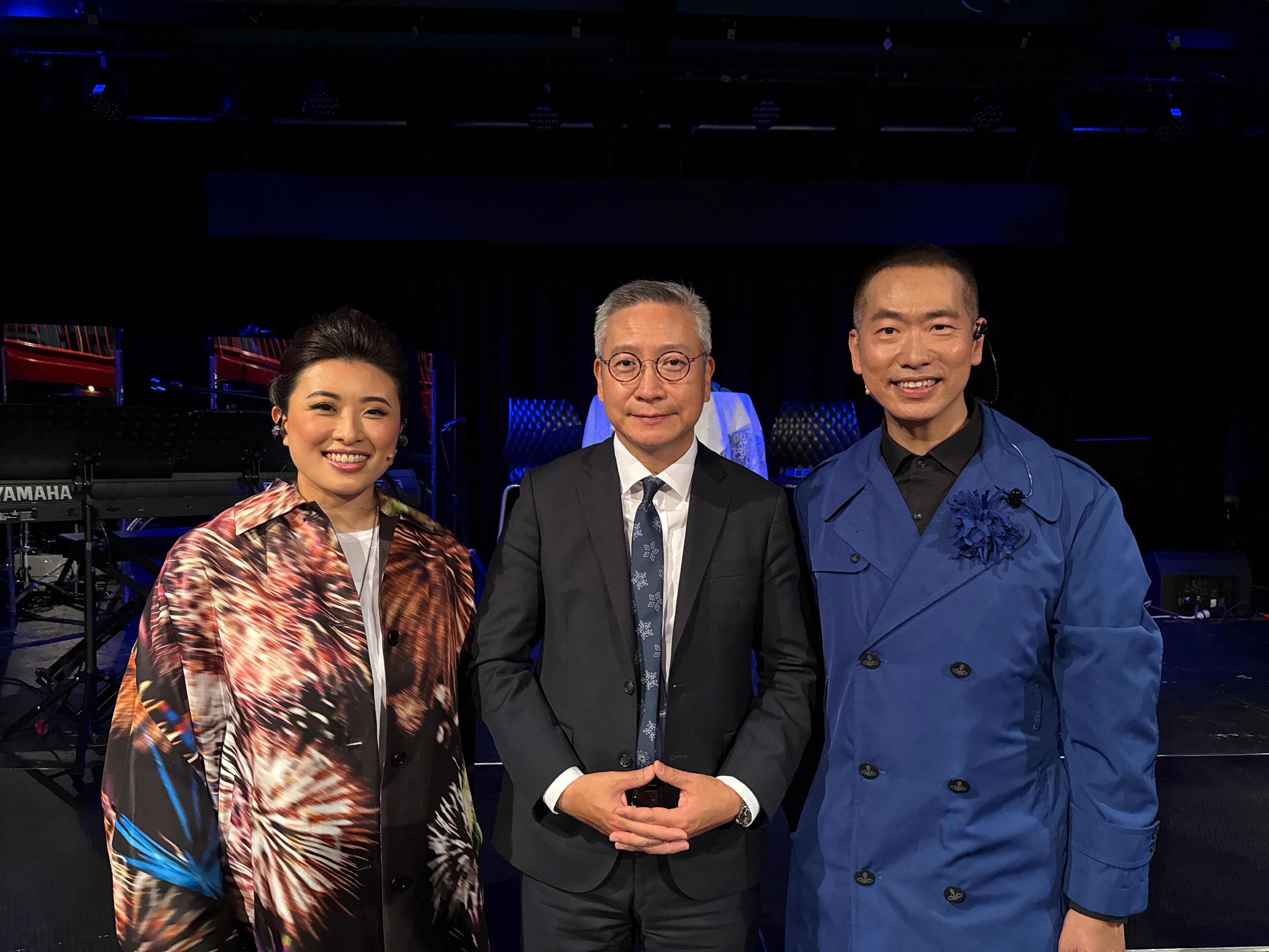 香港駐悉尼經濟貿易辦事處處長莊國民(中)昨日(十月二十四日)與香港音樂家盧宜均(左)及劉榮豐(右)於澳亞藝術節《撈鬆》演出後合照。