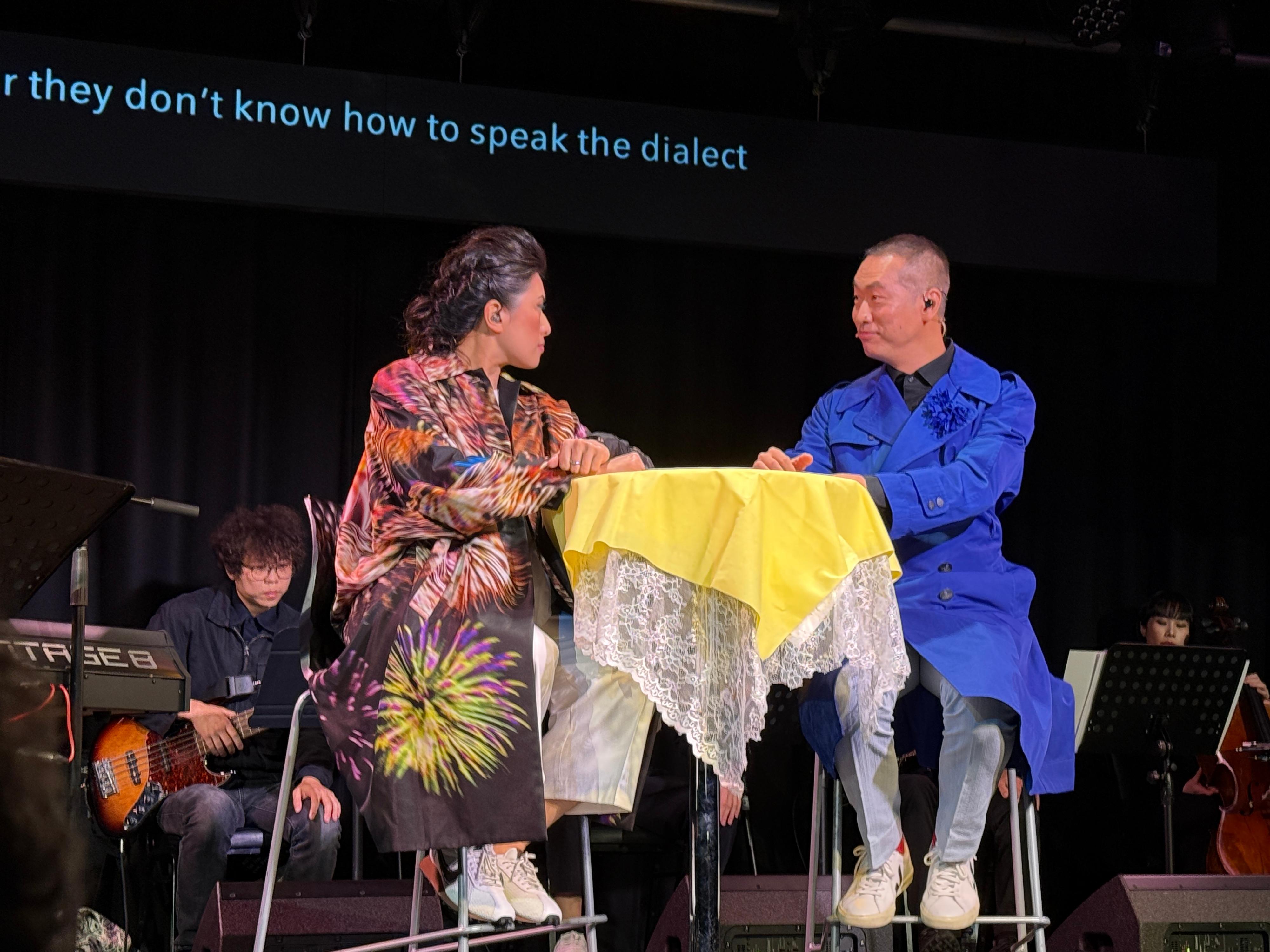 香港音樂家盧宜均及劉榮豐於昨日(十月二十四日)在澳亞藝術節上演《撈鬆》,以原創音樂,多種語言及方言輕鬆唱說香港故事。