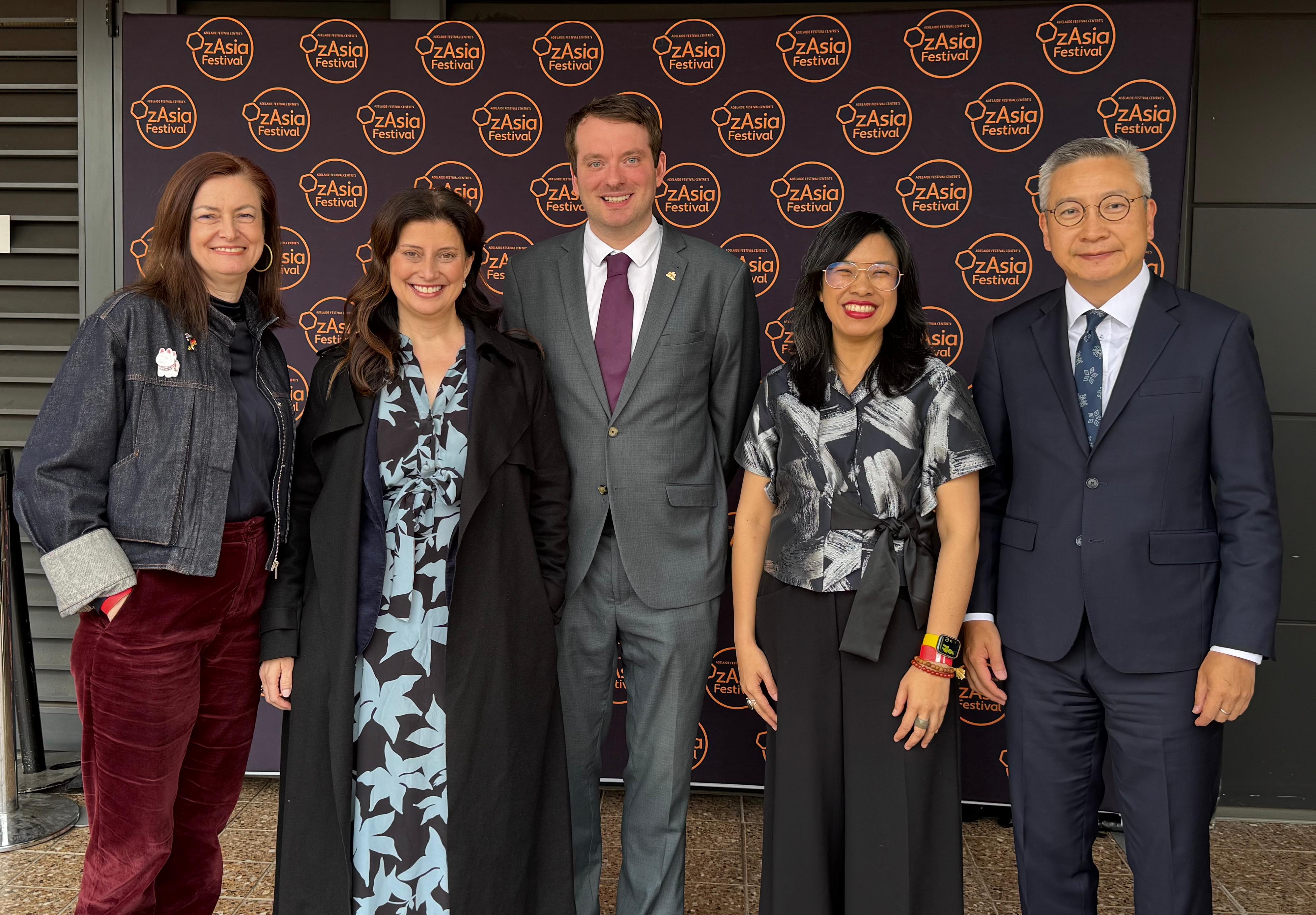The Director of the Hong Kong Economic and Trade Office, Sydney, Mr Ricky Chong (first right), is pictured with the Chief Executive Officer of the Adelaide Festival Centre, Ms Kate Gould (first left); the Festival Director of the OzAsia Festival, Ms Joon-Yee Kwok (second right) ; the Minister for Small and Family Business, Minister for Consumer and Business Affairs, and Minister for Arts, Ms Andrea Michaels (second left) ; and Deputy Lord Mayor of City of Adelaide, Mr Keiran Snape (centre), at the OzAsia Festival Opening Night in Adelaide, Australia, yesterday (October 24).