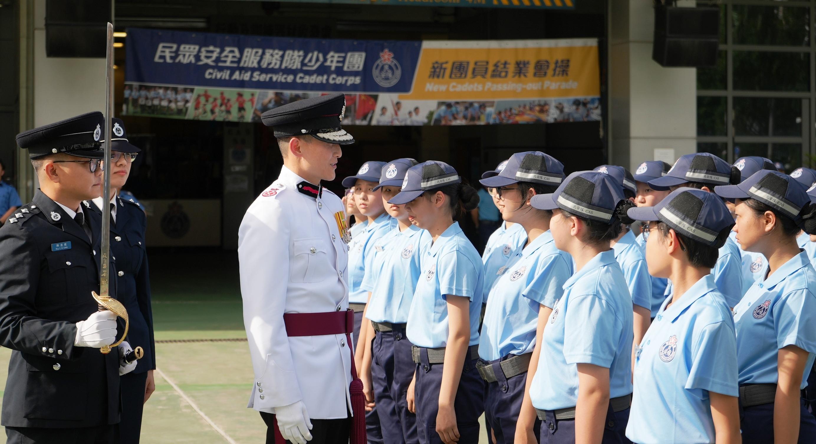 民眾安全服務隊(民安隊)少年團今日(十月二十五日)在民安隊總部舉行第150屆新少年團員結業會操。圖示消防處副處長(行動)陳慶勇(左三)檢閱會操隊伍。