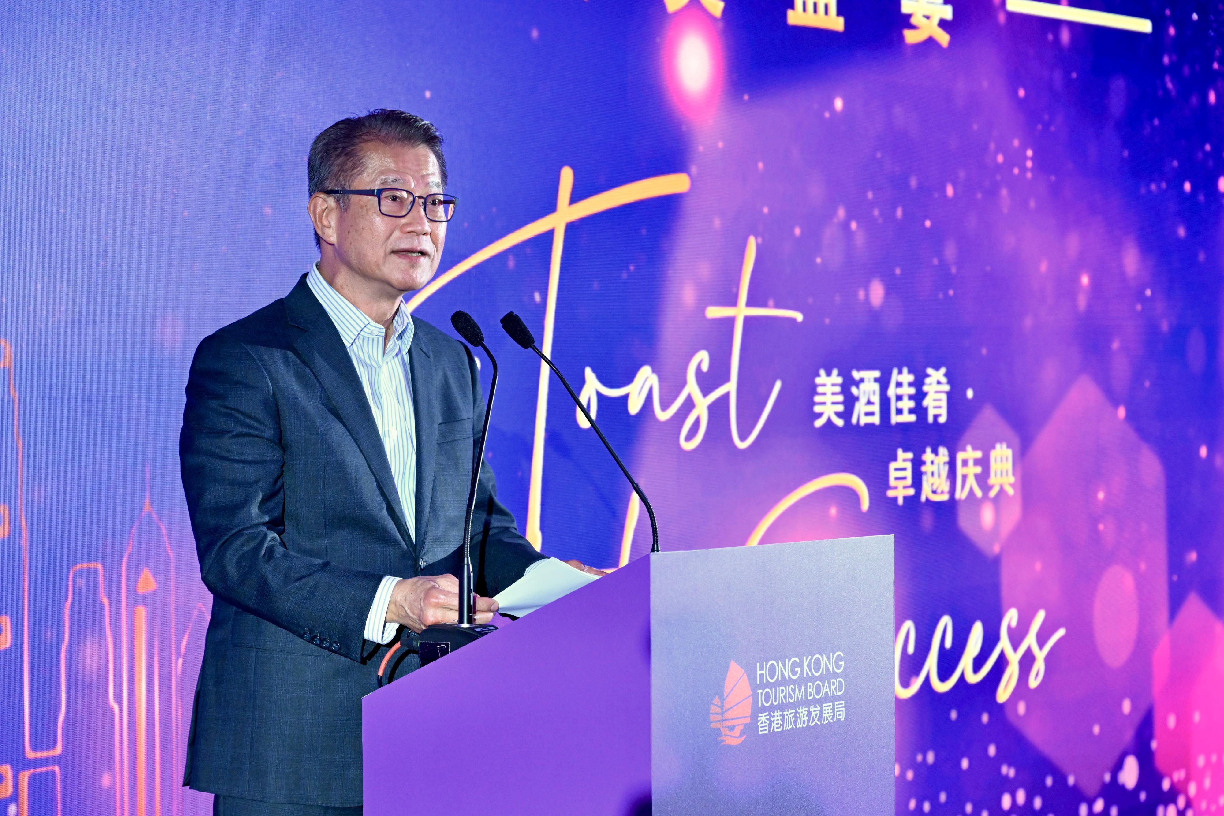 The Financial Secretary, Mr Paul Chan, attended the Toast to Success: Hong Kong Top Travel Agent Awards Celebration & Gala Dinner of 2025 Wine and Dine Festival today (October 25). Photo shows Mr Chan speaking at the event.