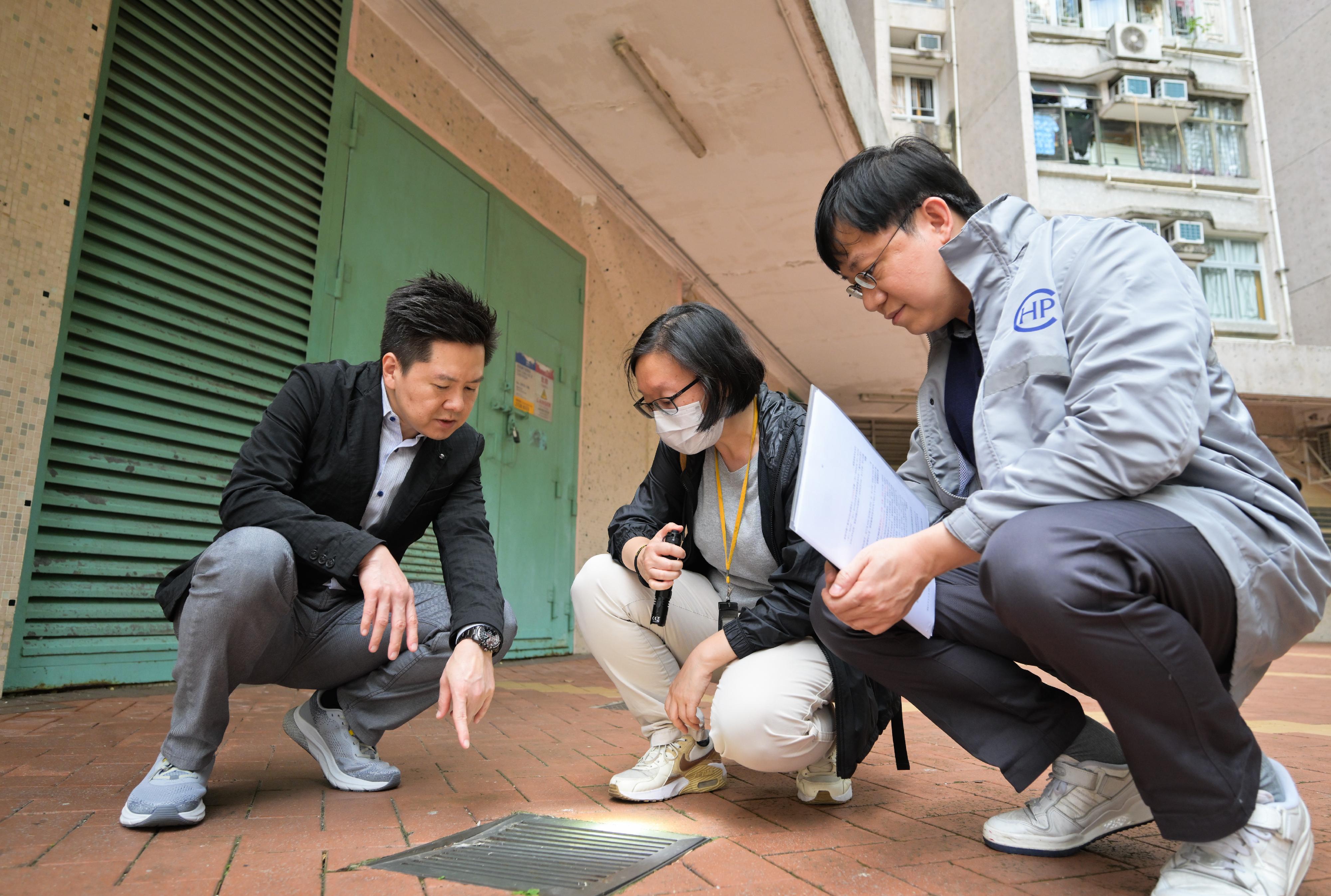 衞生署衞生防護中心(中心)表示,截至今日(十月二十六日)下午四時,中心錄得一宗新增感染基孔肯雅熱本地個案,是本港首宗。中心已聯同政府多個部門和相關機構採取適當防控措施,全力預防基孔肯亞熱在本地扎根和減低疾病對本港公共衞生的影響。圖示中心總監徐樂堅醫生(左)、中心傳染病處主任歐家榮醫生(右)和食物環境衞生署人員(中)實地視察患者家居一帶的地點,進行病媒調查。