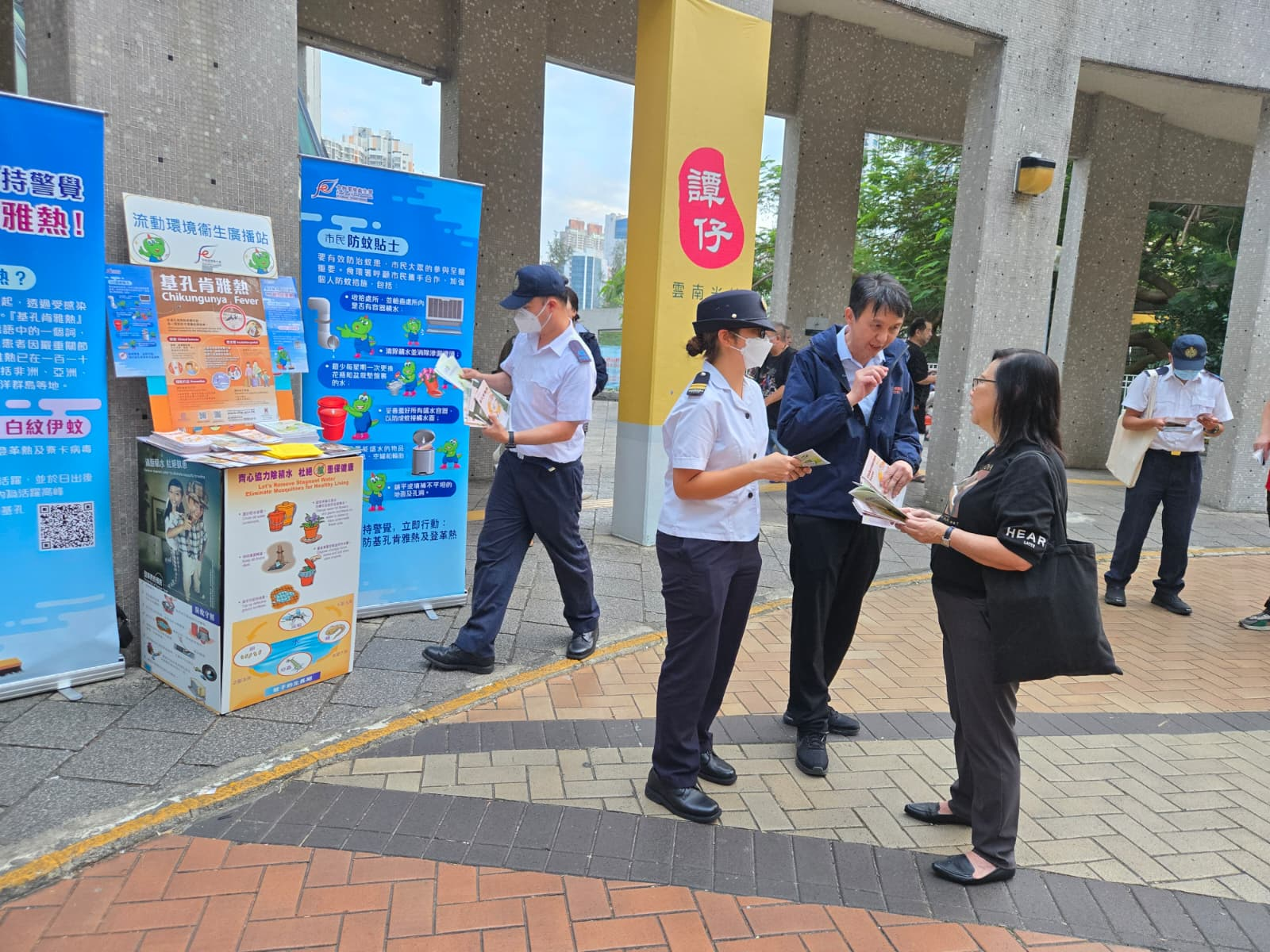 因應出現基孔肯亞熱本地個案,食物環境衞生署(食環署)已立即採取跟進行動,包括在患者居住的鳳德邨附近加強防蚊滅蚊工作。圖示食環署人員今日(十月二十六日)在鳳德邨向居民派發宣傳單張,提醒市民採取措施防治蚊患。