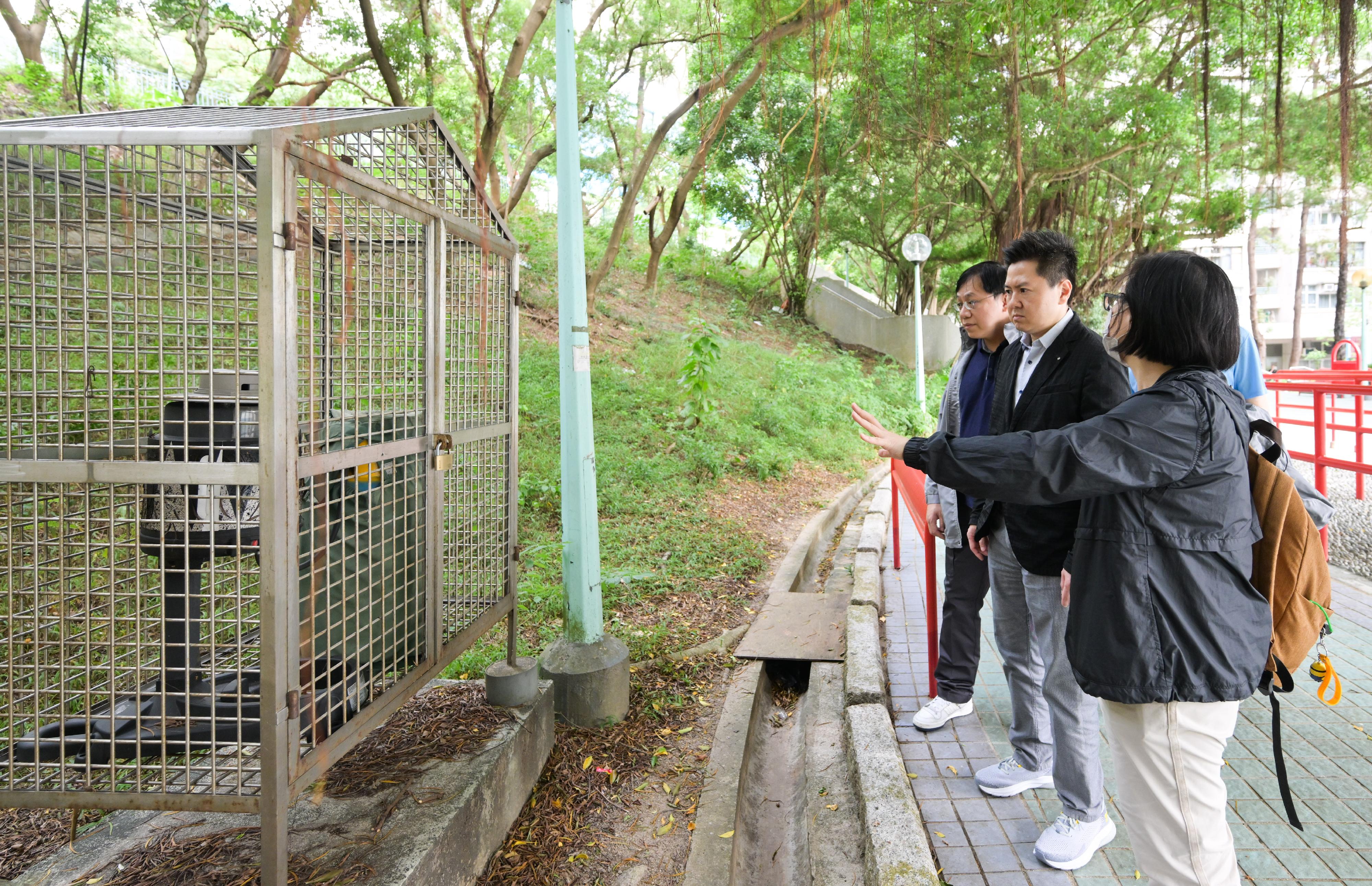 The Centre for Health Protection (CHP) of the Department of Health announced that as of 4pm today (October 26), the CHP has recorded one new locally acquired case of chikungunya fever (CF), marking the first such case in Hong Kong. The CHP has collaborated with various government departments and relevant organisation to implement appropriate prevention and control measures, striving to prevent Chikungunya from taking root locally and minimise the disease's impact on public health in Hong Kong. Photo shows the Controller of the CHP, Dr Edwin Tsui (centre), the Head of the Communicable Disease Branch of the CHP, Dr Albert Au (left) and the staff of the Food and Environmental Hygiene Department (right) conducting on-site inspections of locations near the patient’s residence to carry out vector surveys.