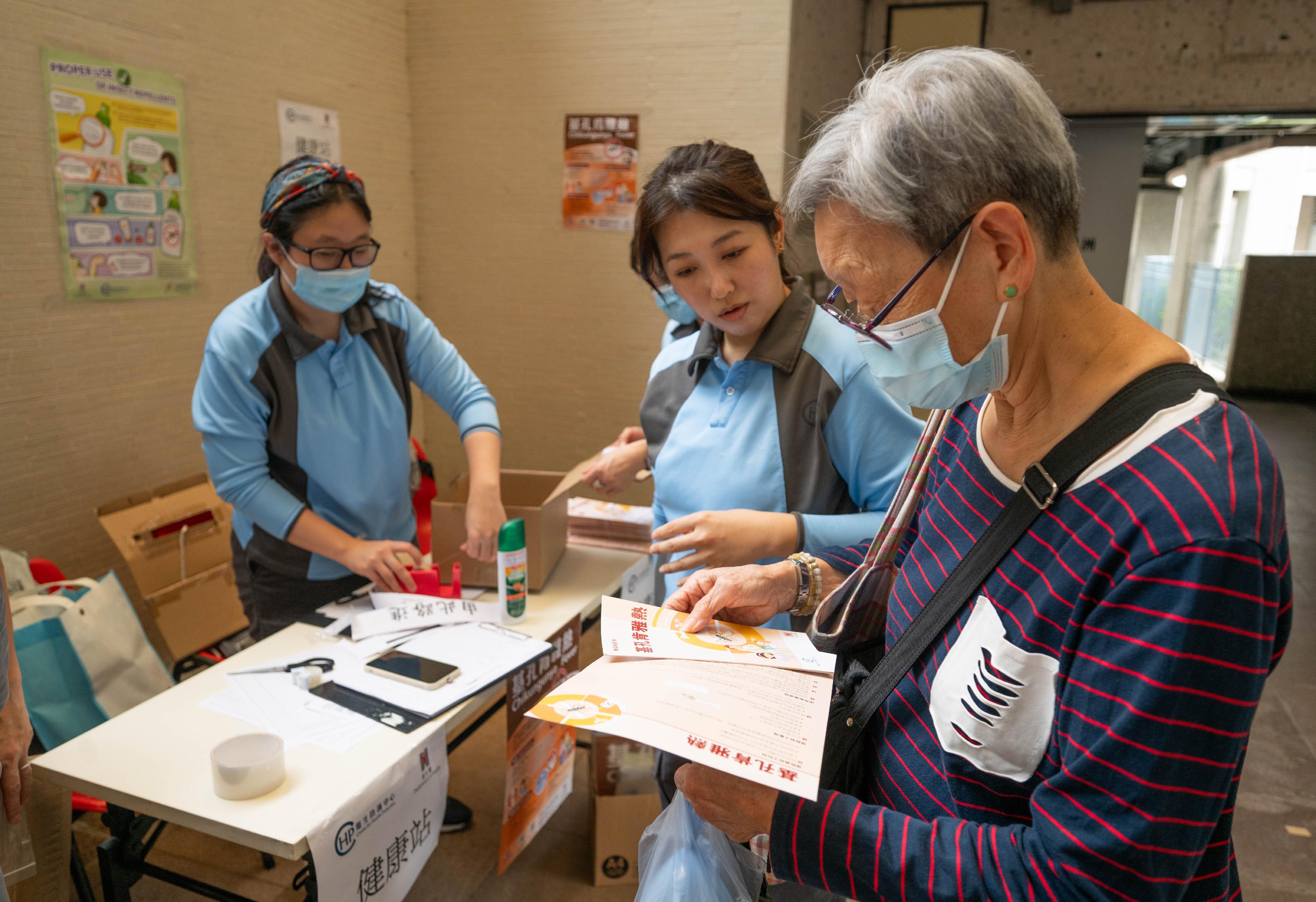 The Centre for Health Protection (CHP) of the Department of Health announced that as of 4pm today (October 26), the CHP has recorded one new locally acquired case of chikungunya fever (CF), marking the first such case in Hong Kong. The CHP has set up a booth on the second floor of Fung Tak Shopping Centre, where assessments will be provided to residents with relevant symptoms. Pictured shows  the CHP staff who man the booth distributing leaflets to local residents.