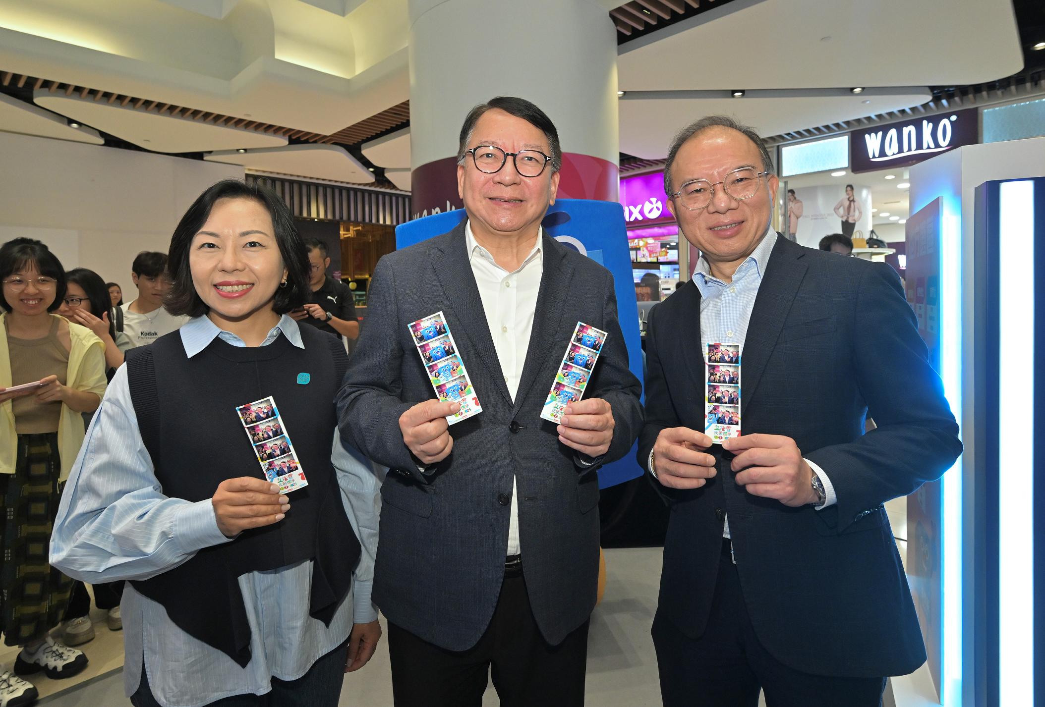 The Chief Secretary for Administration, Mr Chan Kwok-ki, today (October 26) attended the “Election into Community” Roving Interactive Exhibition@The Westwood event. Photo shows Mr Chan (centre); the Secretary for Constitutional and Mainland Affairs, Mr Erick Tsang Kwok-wai (right); and the Secretary for Home and Youth Affairs, Miss Alice Mak (left), with their photos taken at the self-service photo booth.