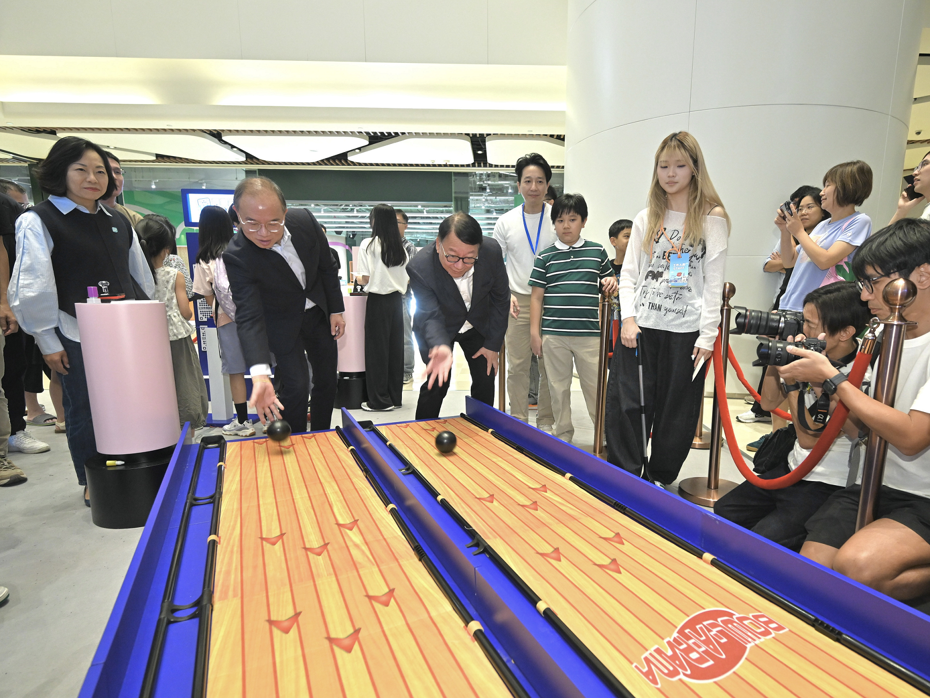 The Chief Secretary for Administration, Mr Chan Kwok-ki, today (October 26) attended the “Election into Community” Roving Interactive Exhibition@The Westwood event. Photo shows Mr Chan (third left), accompanied by the Secretary for Constitutional and Mainland Affairs, Mr Erick Tsang Kwok-wai (second left); and the Secretary for Home and Youth Affairs, Miss Alice Mak (first left), trying out an interactive game.