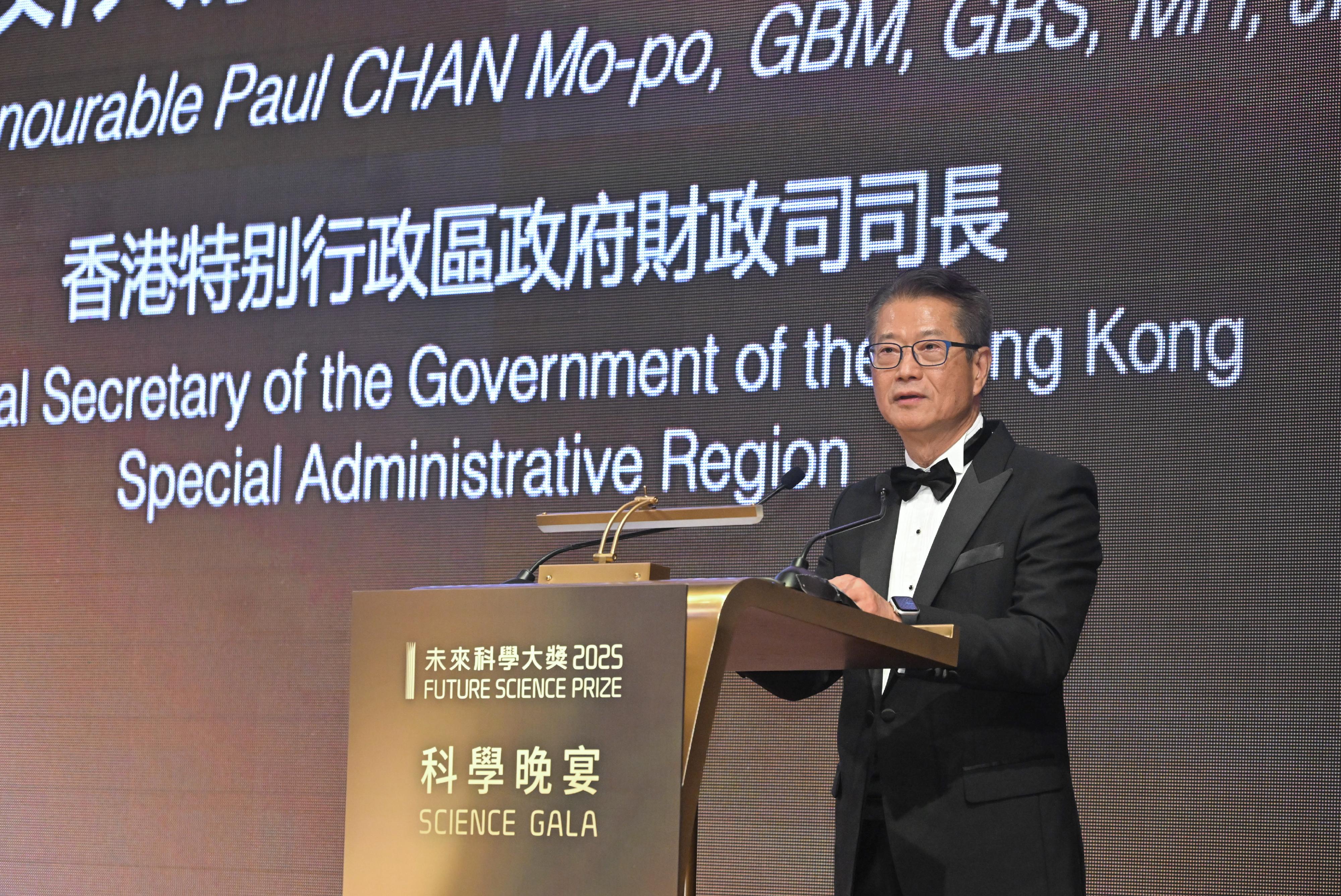 The Financial Secretary, Mr Paul Chan, attended the Future Science Prize Science Gala Dinner today (October 26). Photo shows Mr Chan giving a speech at the dinner.