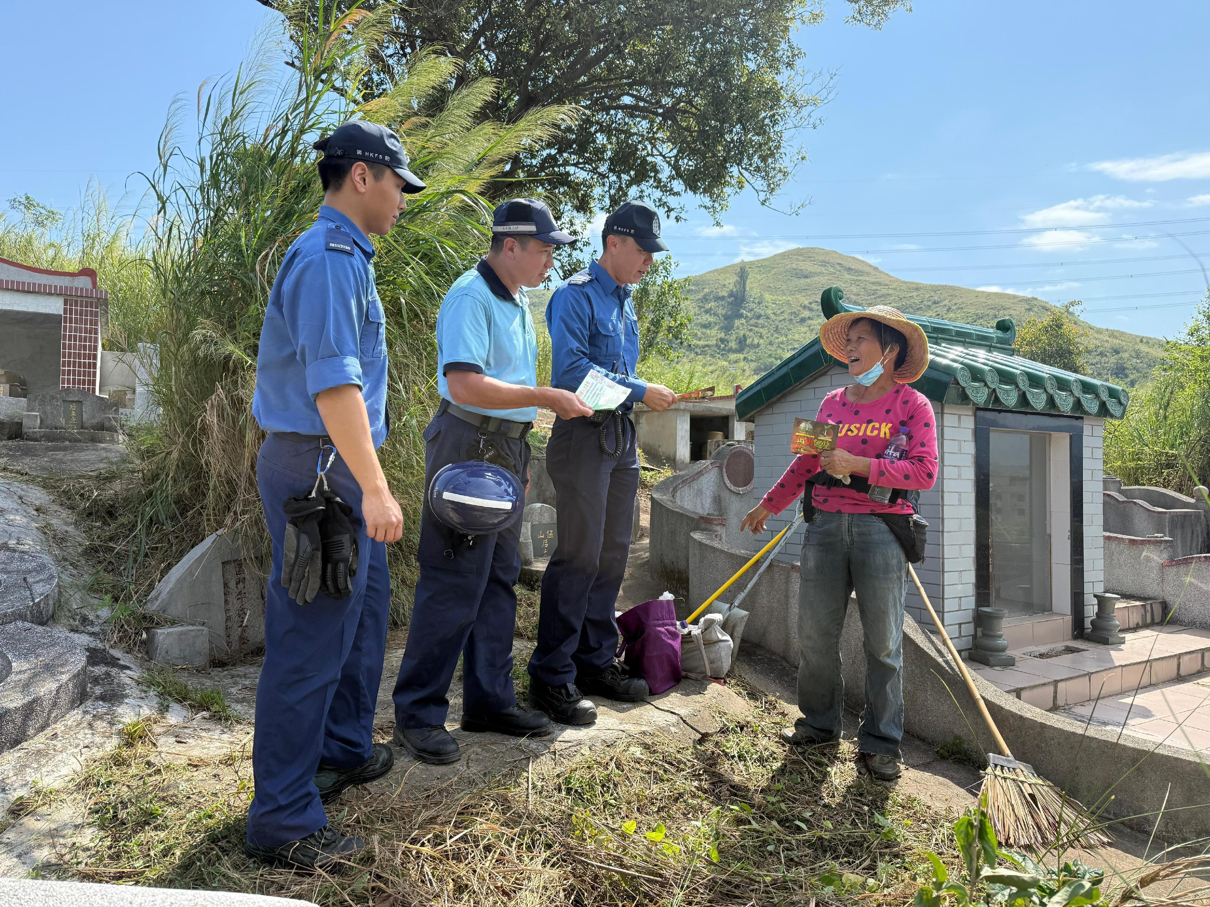 The Fire Services Department today (October 27) announced the special operations deployment for hill fires during the Chung Yeung Festival. Photo shows fire personnel together with a member of the Civil Aid Service disseminating fire safety messages to the public in rural areas.