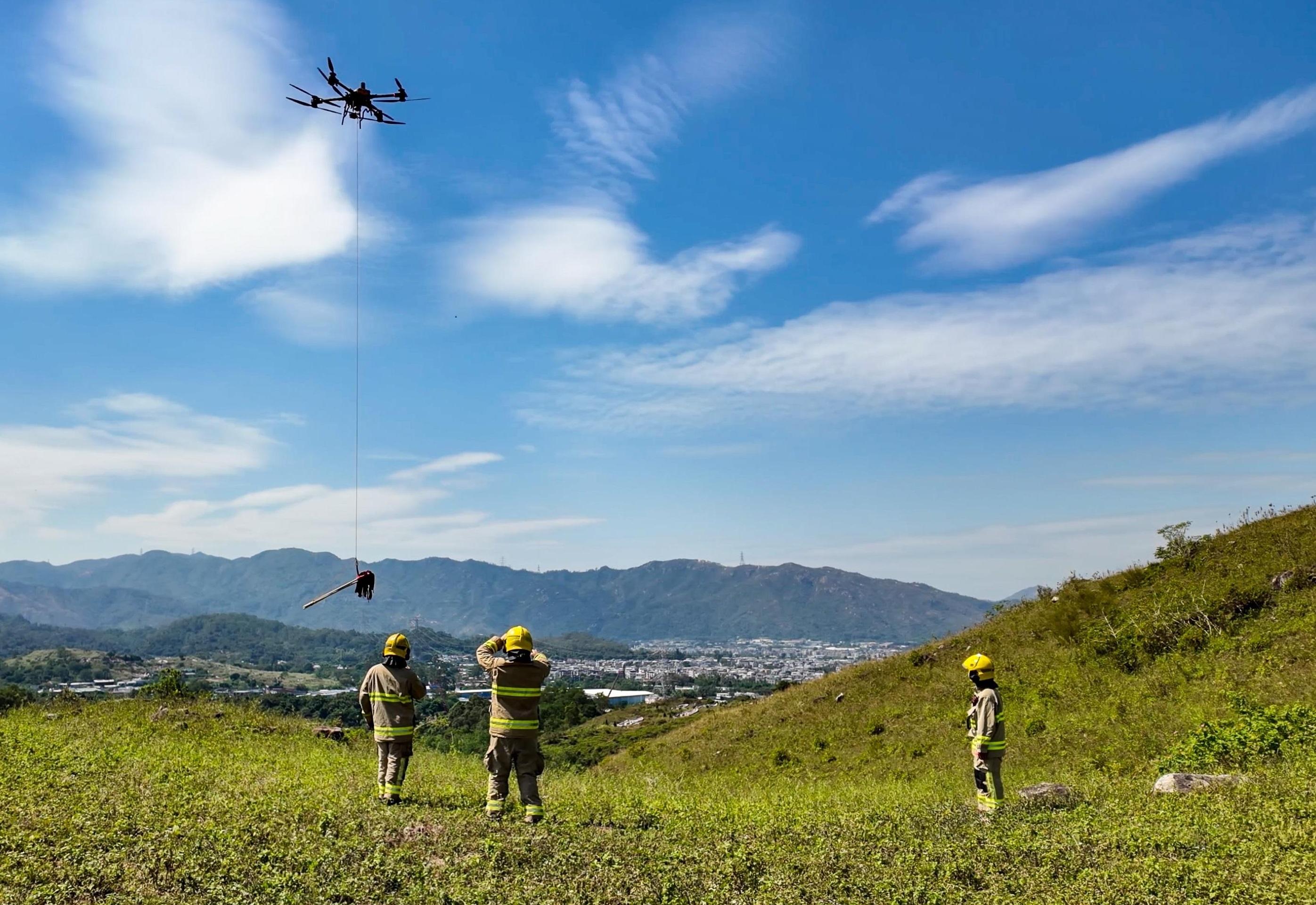 The Fire Services Department (FSD) today (October 27) announced the special operations deployment for hill fires during the Chung Yeung Festival. Photo shows the FSD utilising the low-altitude economy Regulatory Sandbox project for the first time and deploying a 30-kilogram payload capacity drone to transport fire-fighting equipment.