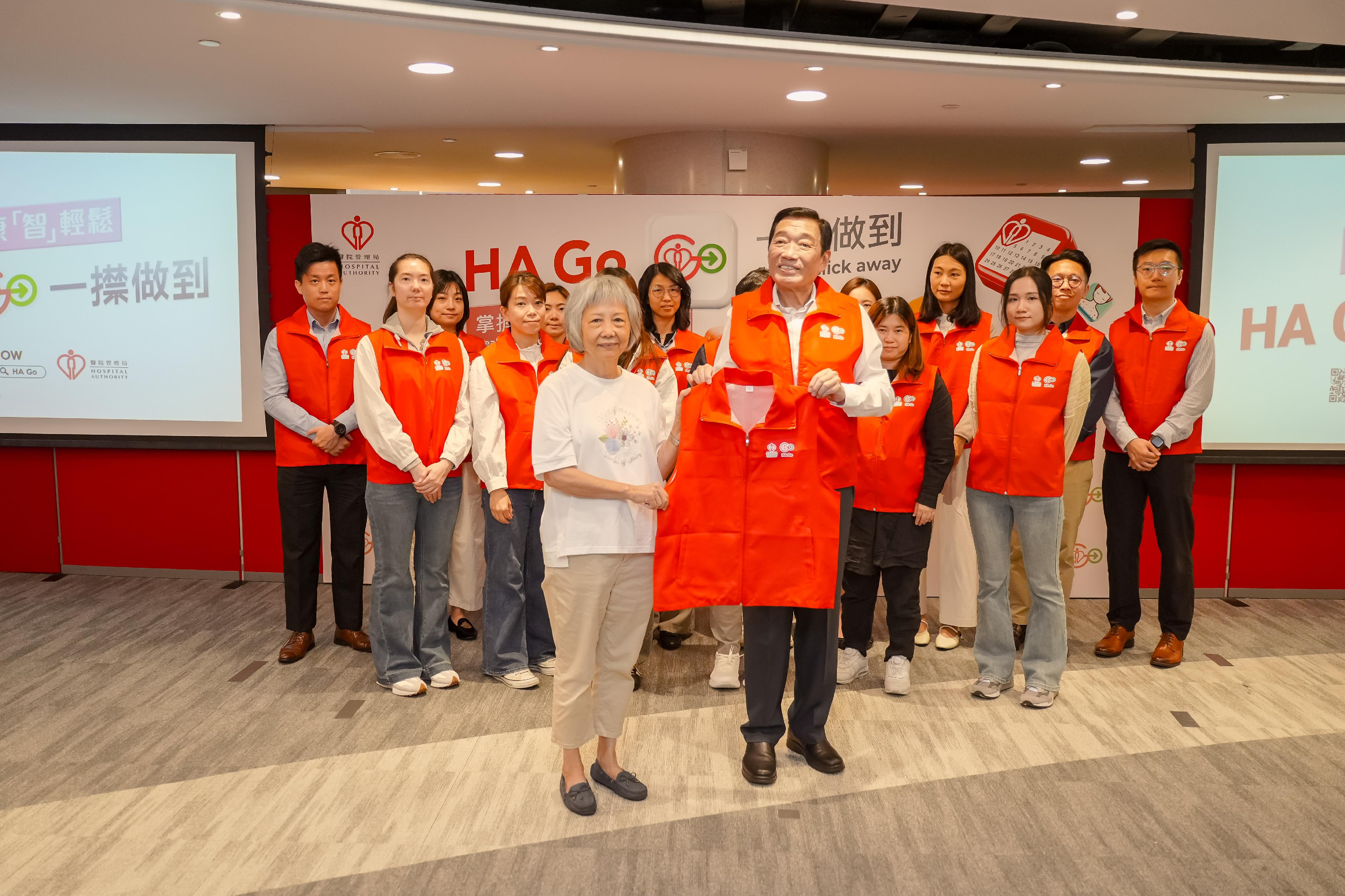 The Hospital Authority (HA) held the "Health in Your Hand - HA Go Just One Click Away" campaign launching ceremony today (October 27). During the ceremony, the HA Chairman, Mr Henry Fan (first row, right), presented designated uniforms to the representatives of the HA Go volunteer team. 
