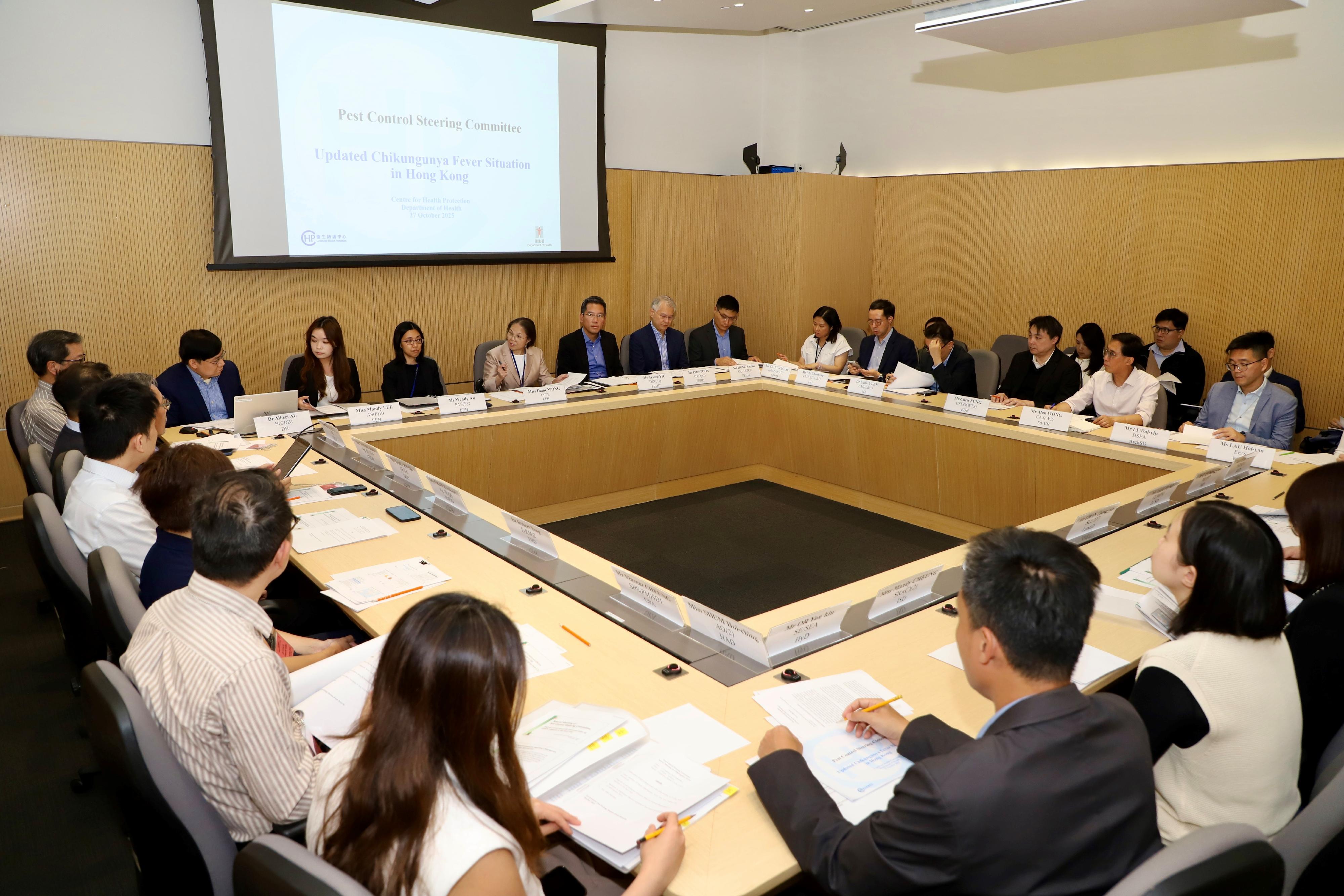 The interdepartmental Pest Control Steering Committee convened a special meeting today (October 27) to enhance interdepartmental collaboration in preventing chikungunya fever. The meeting was chaired by the Under Secretary for Environment and Ecology, Miss Diane Wong (fourth left). Participants of the meeting came from various policy bureaux, government departments and organisations.