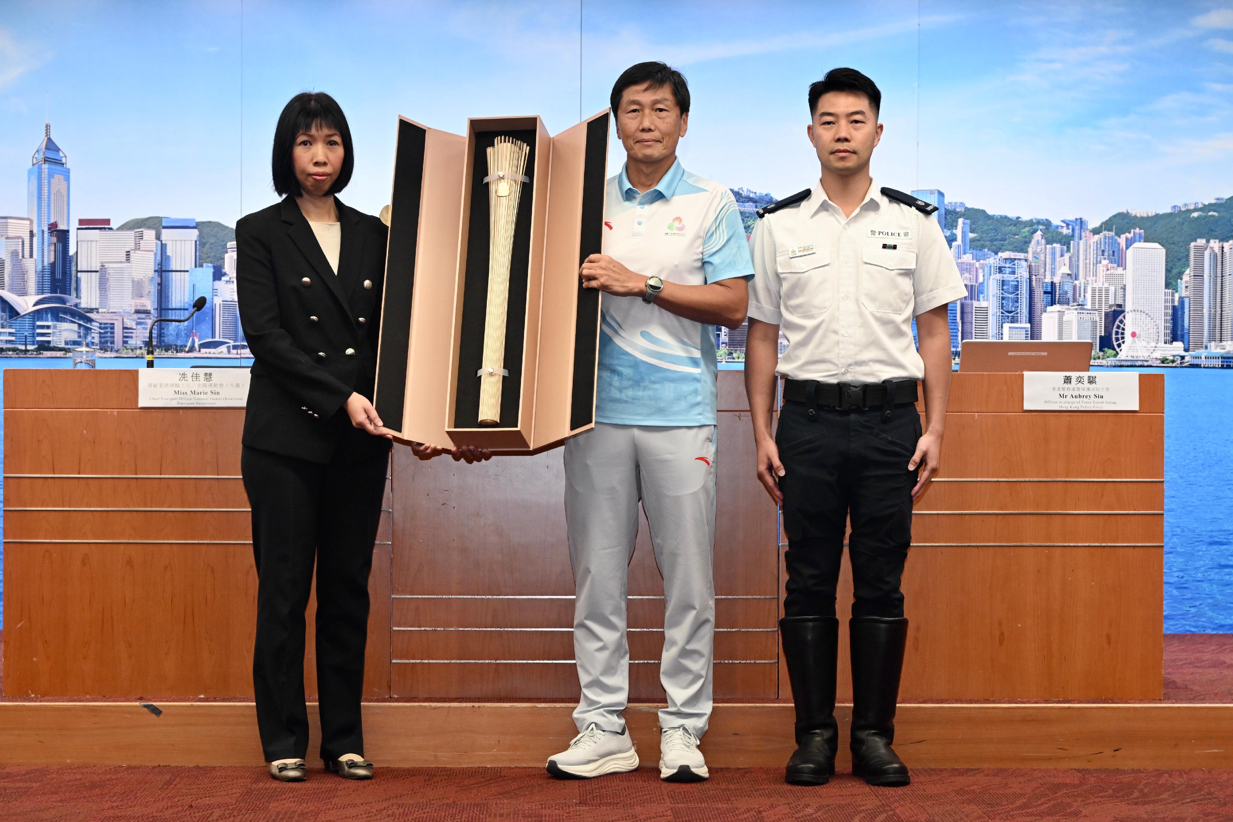 To mark the official opening of the 15th National Games (NG) on November 9, the torch relay for the 15th NG will commence simultaneously across four cities, namely Hong Kong, Macao, Guangzhou and Shenzhen on November 2. The Head of the National Games Coordination Office (Hong Kong), Mr Yeung Tak-keung (centre), today (October 27) held an interdepartmental press conference with the officer-in-charge of Force Escort Group, Hong Kong Police Force, Mr Siu Aubrey (right), and the Chief Transport Officer/National Games (Kowloon) of the Transport Department, Miss Marie Sin (left) to introduce the route of torch relay in Hong Kong and the relevant transportation arrangements.