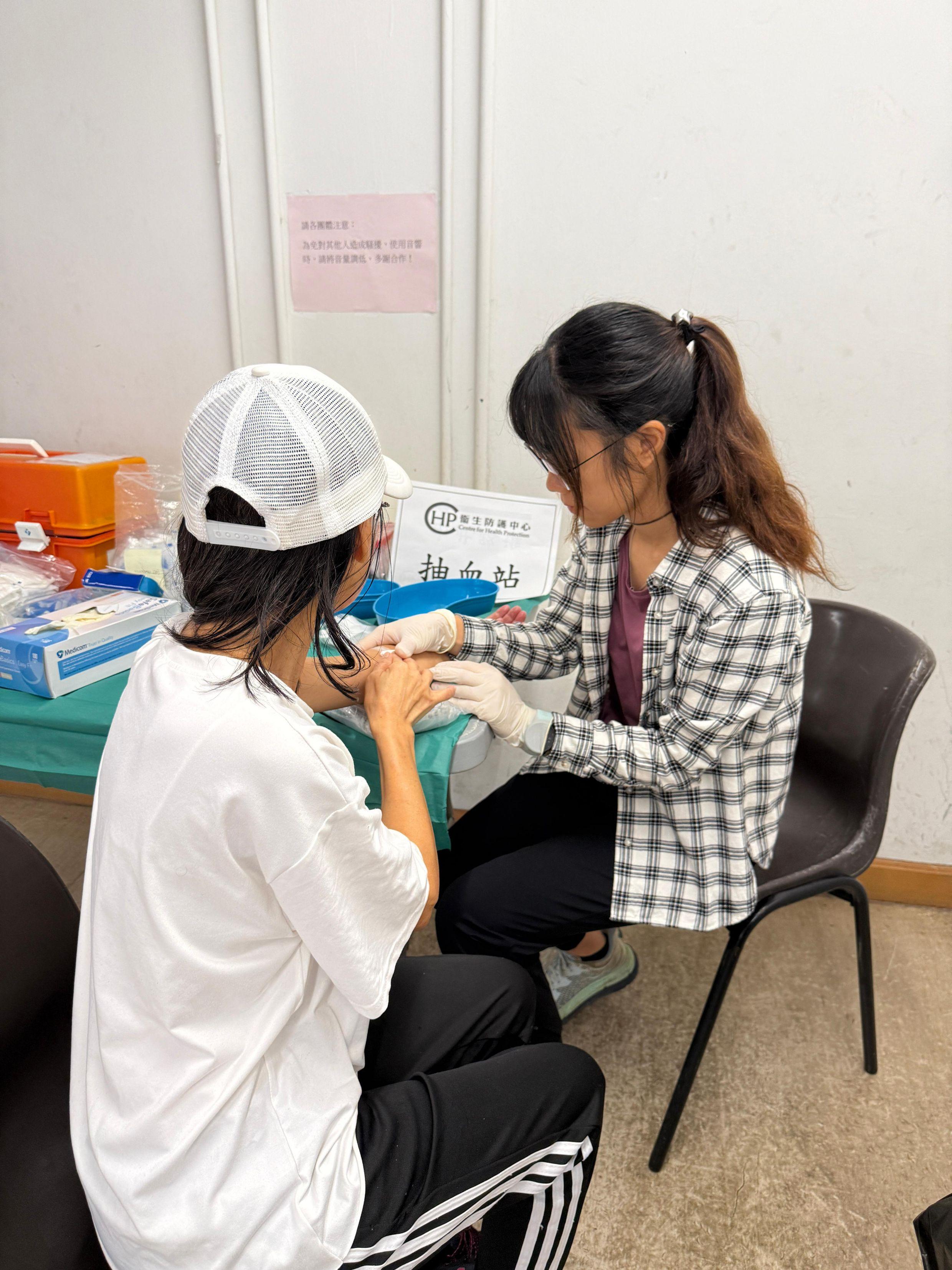 The Centre for Health Protection (CHP) of the Department of Health today (October 27) continued to implement various infection control measures together with various Government departments and relevant organisations, striving to prevent chikungunya fever from taking root locally and minimise the public health impact of the disease in Hong Kong. Photo shows CHP staff at the medical booth on the second floor of Fung Tak Shopping Centre conducting blood tests for local residents exhibiting relevant symptoms.
