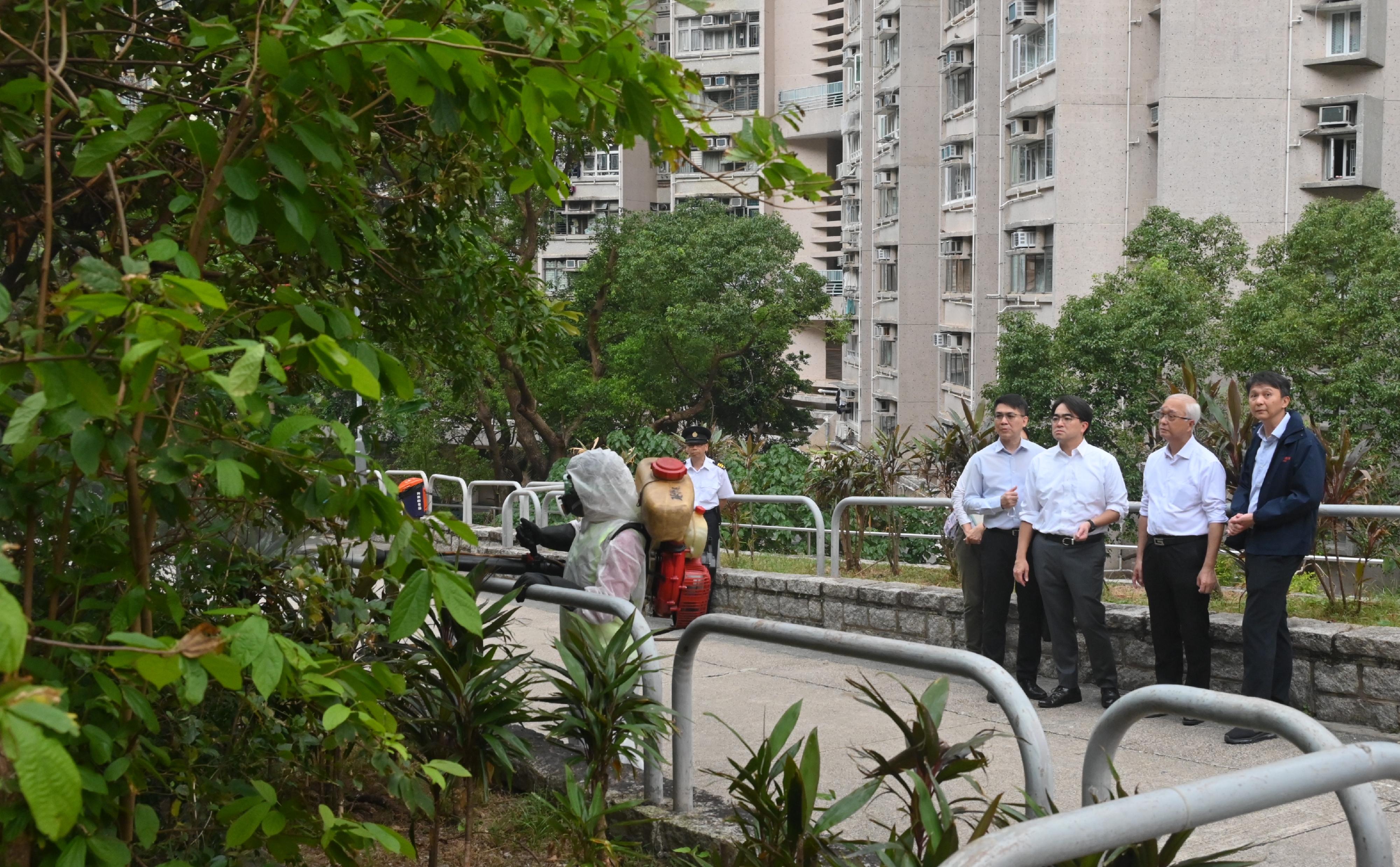 Accompanied by the Director of Food and Environmental Hygiene, Mr Donald Ng (third right); and Assistant Director (Operations) of the Food and Environmental Hygiene Department, Mr Tsoi Ka-wai (fourth right), the Secretary for Environment and Ecology, Mr Tse Chin-wan (second right), inspected the enhanced prevention work against chikungunya fever in Fung Tak Estate in Wong Tai Sin this afternoon (October 27).
