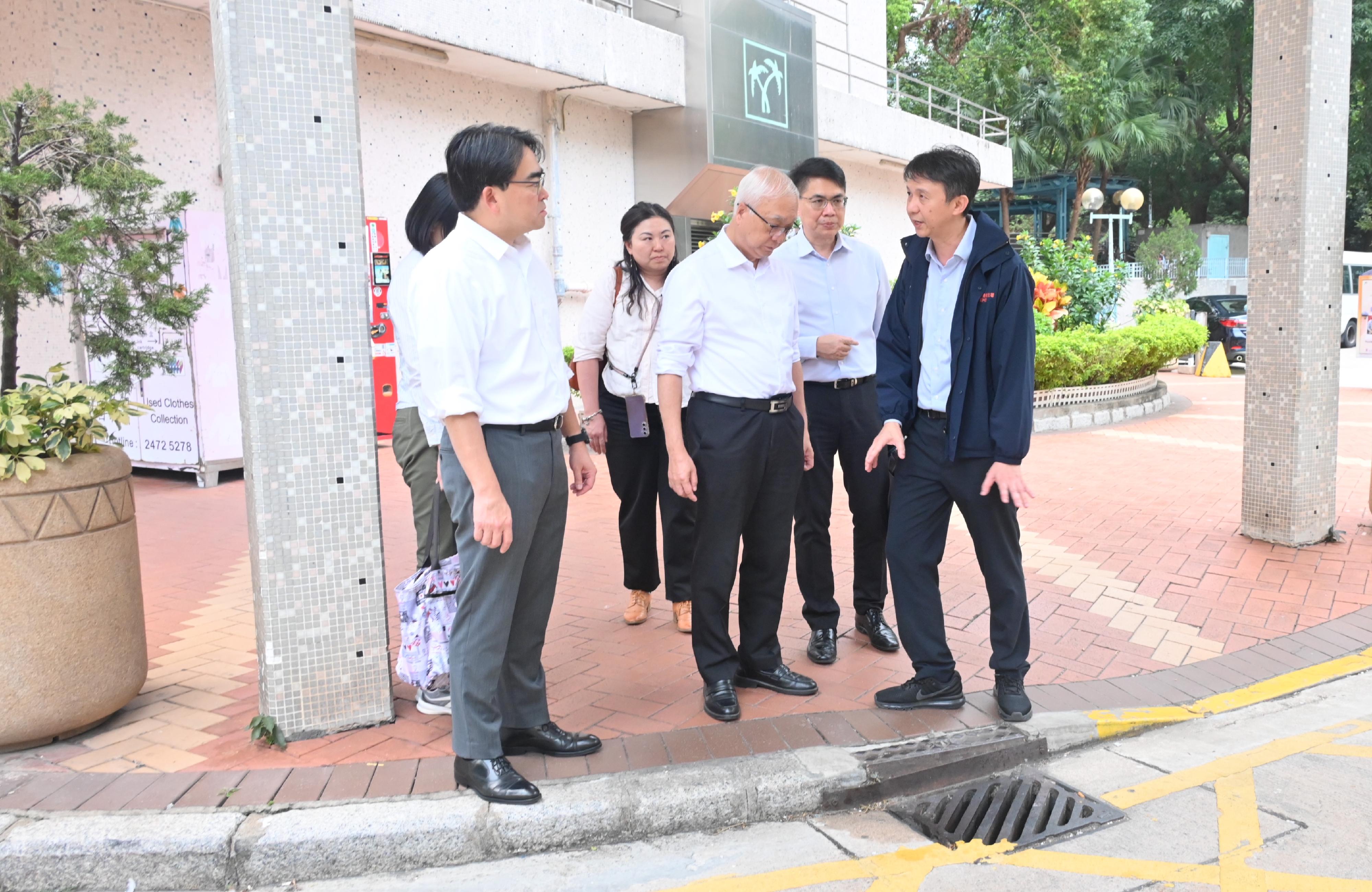 Accompanied by the Director of Food and Environmental Hygiene, Mr Donald Ng (first left); and Assistant Director (Operations) of the Food and Environmental Hygiene Department, Mr Tsoi Ka-wai (second right), the Secretary for Environment and Ecology, Mr Tse Chin-wan (third right), was briefed by an officer of the FEHD on the enhanced prevention work against chikungunya fever in Fung Tak Estate in Wong Tai Sin this afternoon (October 27).