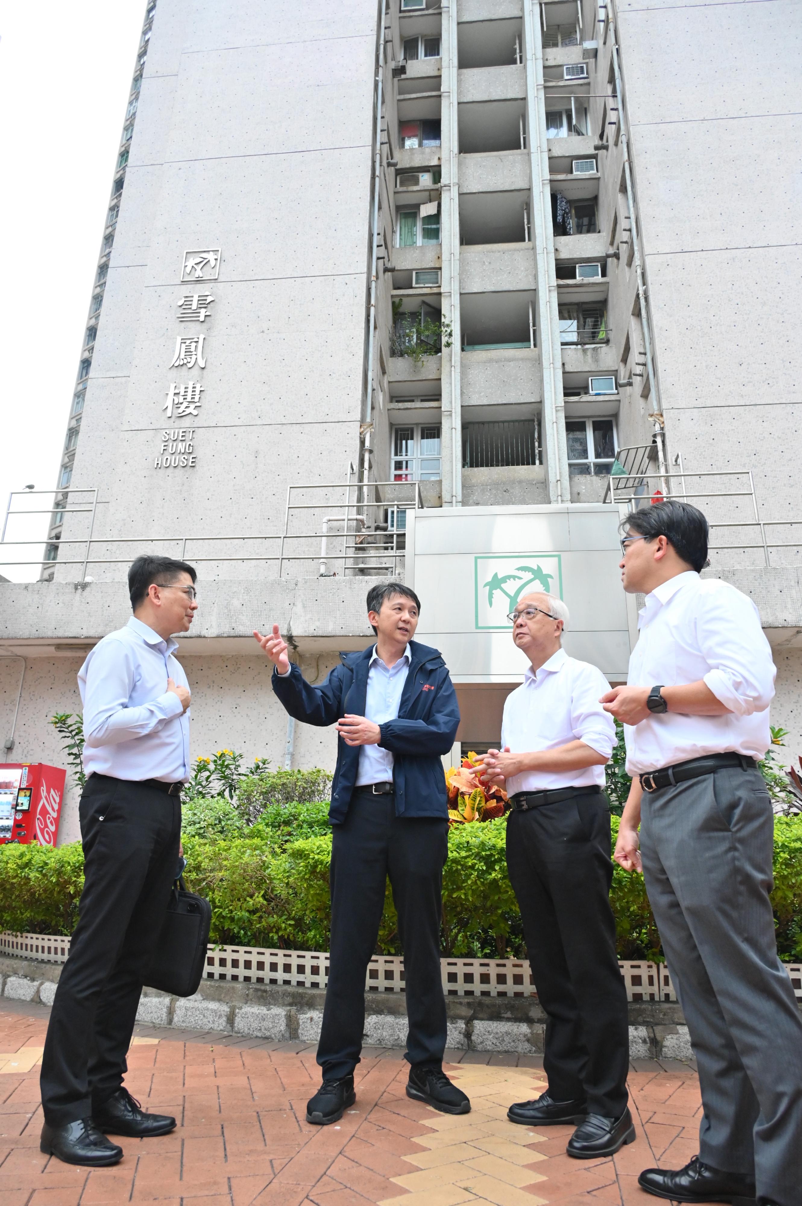 Accompanied by the Director of Food and Environmental Hygiene, Mr Donald Ng (first right); and Assistant Director (Operations) of the Food and Environmental Hygiene Department, Mr Tsoi Ka-wai (first left), the Secretary for Environment and Ecology, Mr Tse Chin-wan (second right), was briefed by an officer of the FEHD on the enhanced prevention work against chikungunya fever in Fung Tak Estate in Wong Tai Sin this afternoon (October 27).