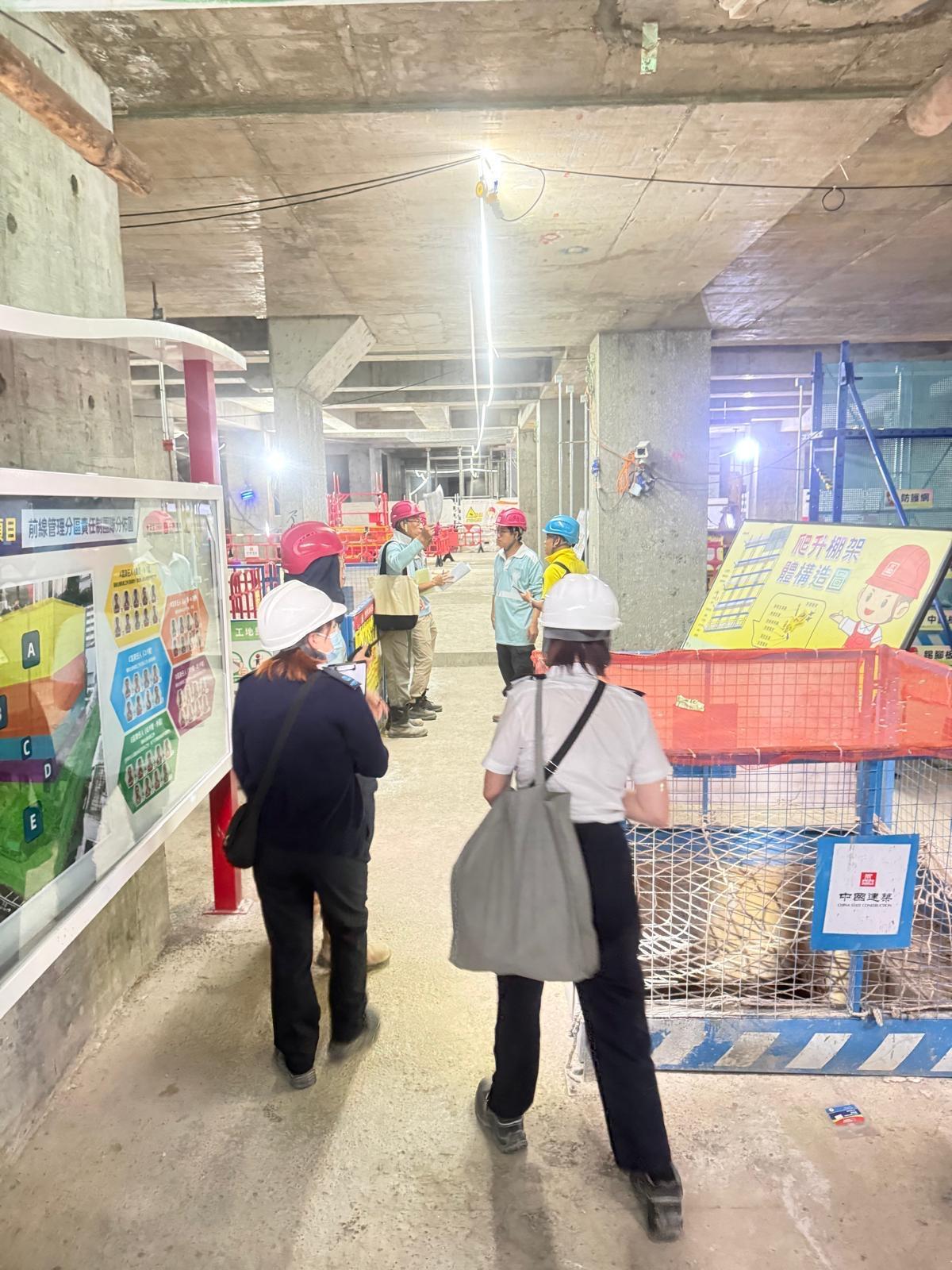 In light of the local case of chikungunya fever, the Food and Environmental Hygiene Department (FEHD) continues to strengthen mosquito prevention and elimination work in Wong Tai Sin district where the patient resides. Photo shows FEHD officers inspecting a construction site in the district today (October 27), reminding the contractor's staff of the construction site to strengthen the clearance of stagnant water and take mosquito prevention and elimination measures.