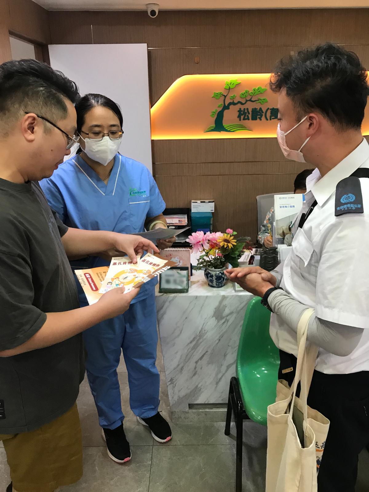 In light of the local case of chikungunya fever, the Food and Environmental Hygiene Department (FEHD) continues to strengthen mosquito prevention and elimination work in Wong Tai Sin district where the patient resides. Photo shows FEHD officers distributing leaflets to a residential care home for the elderly in the district today (October 27), reminding the residential care home to take mosquito control measures.
