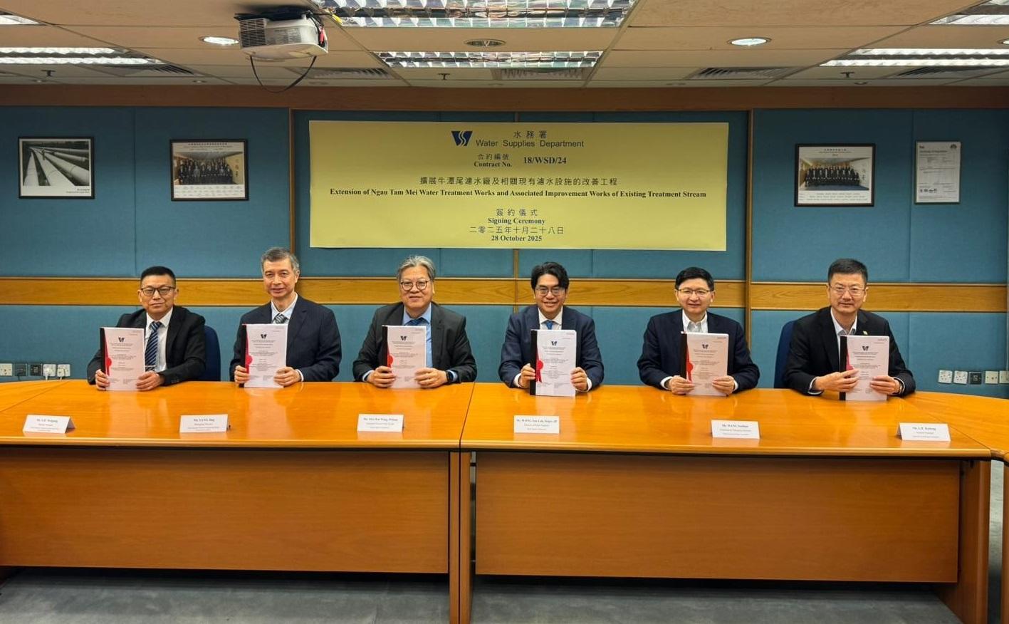 The Water Supplies Department today (October 28) signed two contracts with joint ventures formed by China Road and Bridge Corporation and China National Chemical Engineering Group Corporation Limited; and Chun Wo Construction and Engineering Company Limited and China Civil Engineering Construction Corporation, respectively, to implement package one of the main works of the Ngau Tam Mei Water Treatment Works extension. The total value of the two contracts is about HK$7.978 billion. Photo shows the Director of Water Supplies, Mr Roger Wong (third right), with the representatives of the joint venture formed by China Road and Bridge Corporation and China National Chemical Engineering Group Corporation Limited.