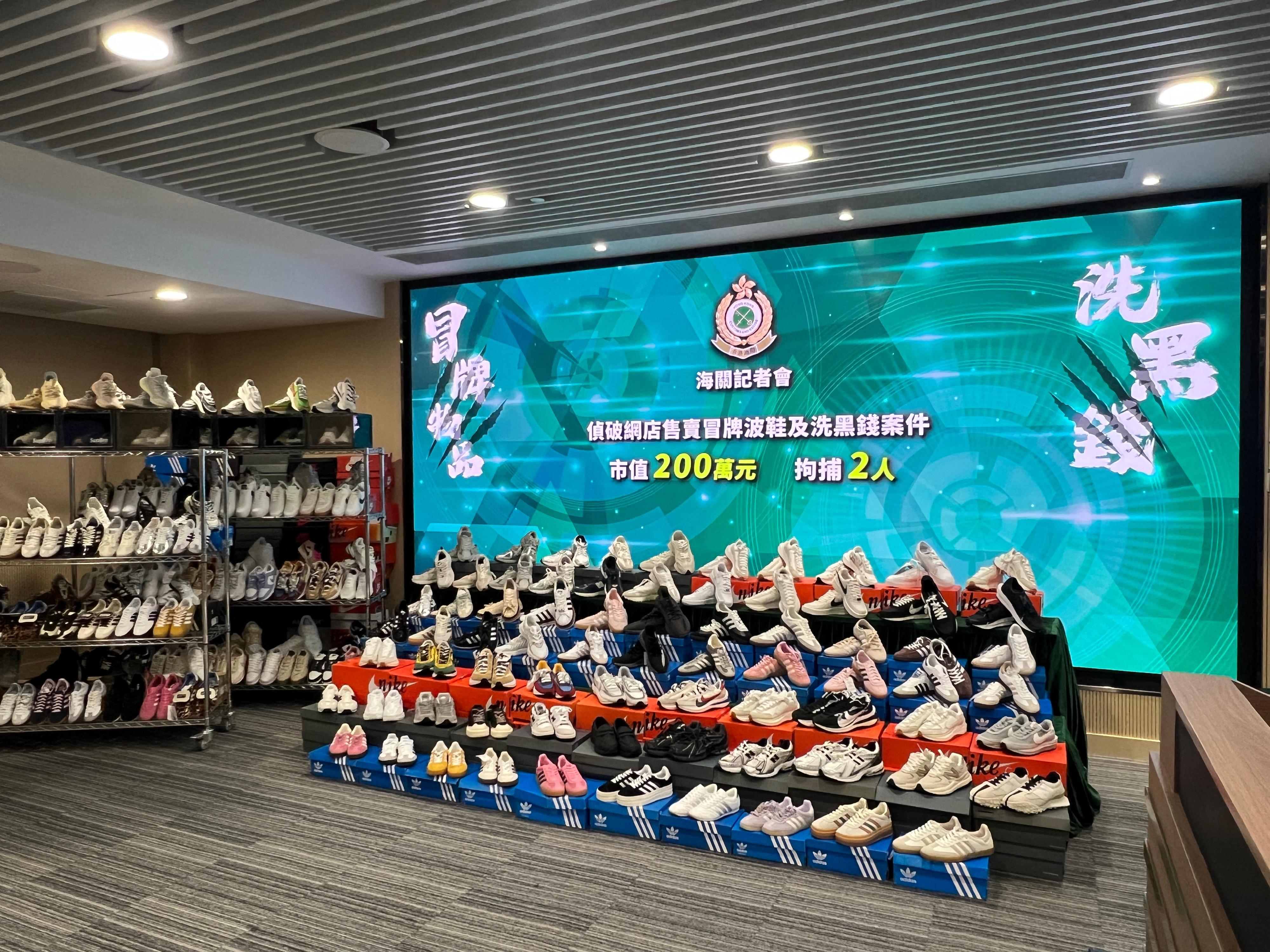 香港海關十月二十日展開特別執法行動,偵破一宗透過網上店舖售賣懷疑冒牌鞋履及清洗黑錢案件,檢獲共約一千一百件懷疑冒牌物品,估計市值共約二百萬元。圖示部分檢獲的懷疑冒牌貨物。