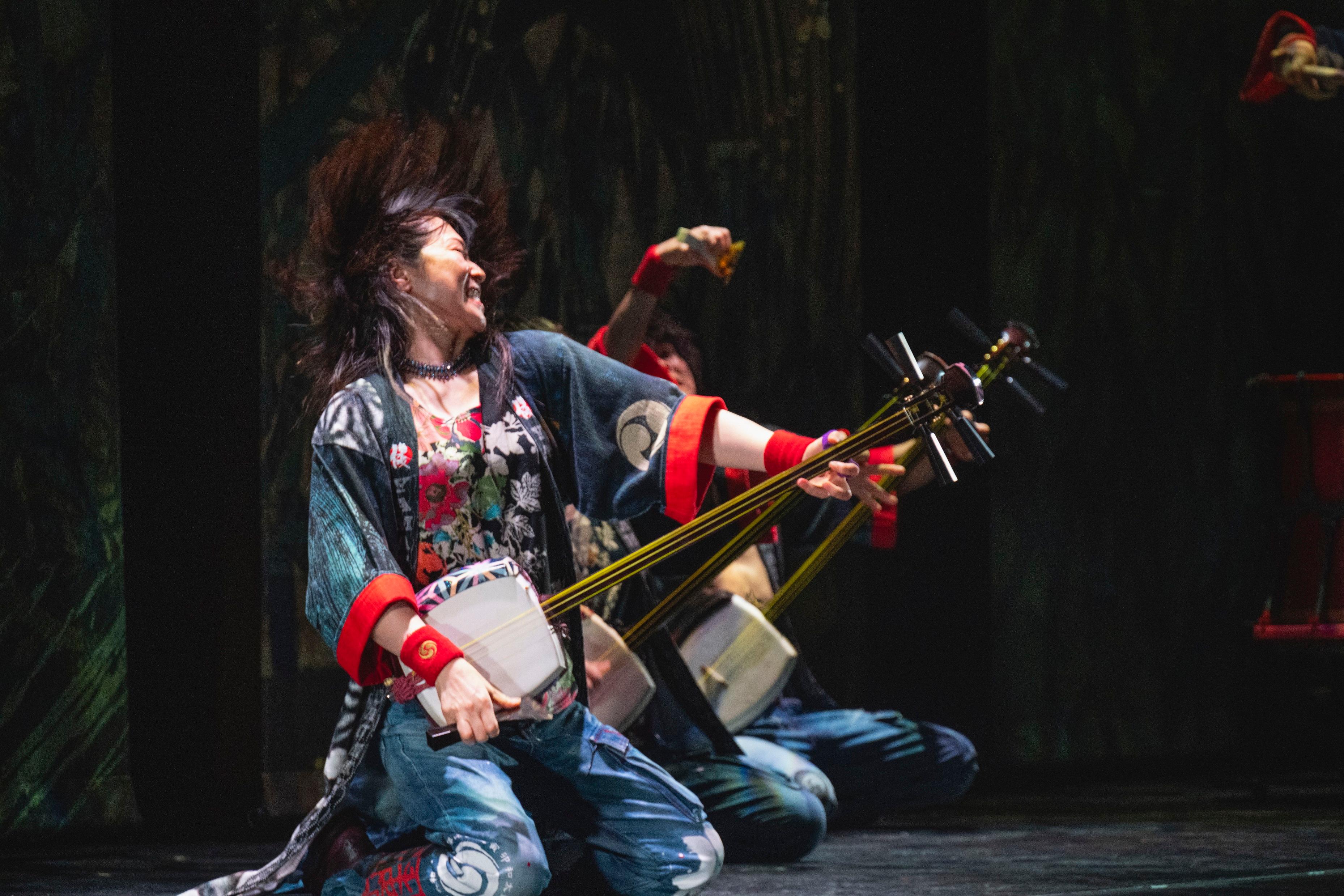 The legendary taiko ensemble YAMATO: The Drummers of Japan will present its world-touring production "Hinotori - The Wings of Phoenix" on November 7 and 8 at the Hong Kong Cultural Centre Grand Theatre. The resounding drumbeats harmonise with the melodies of the shamisen, koto and shinobue, sure to stir the hearts of audience members. (Source of photo: Genta Ogawa)
