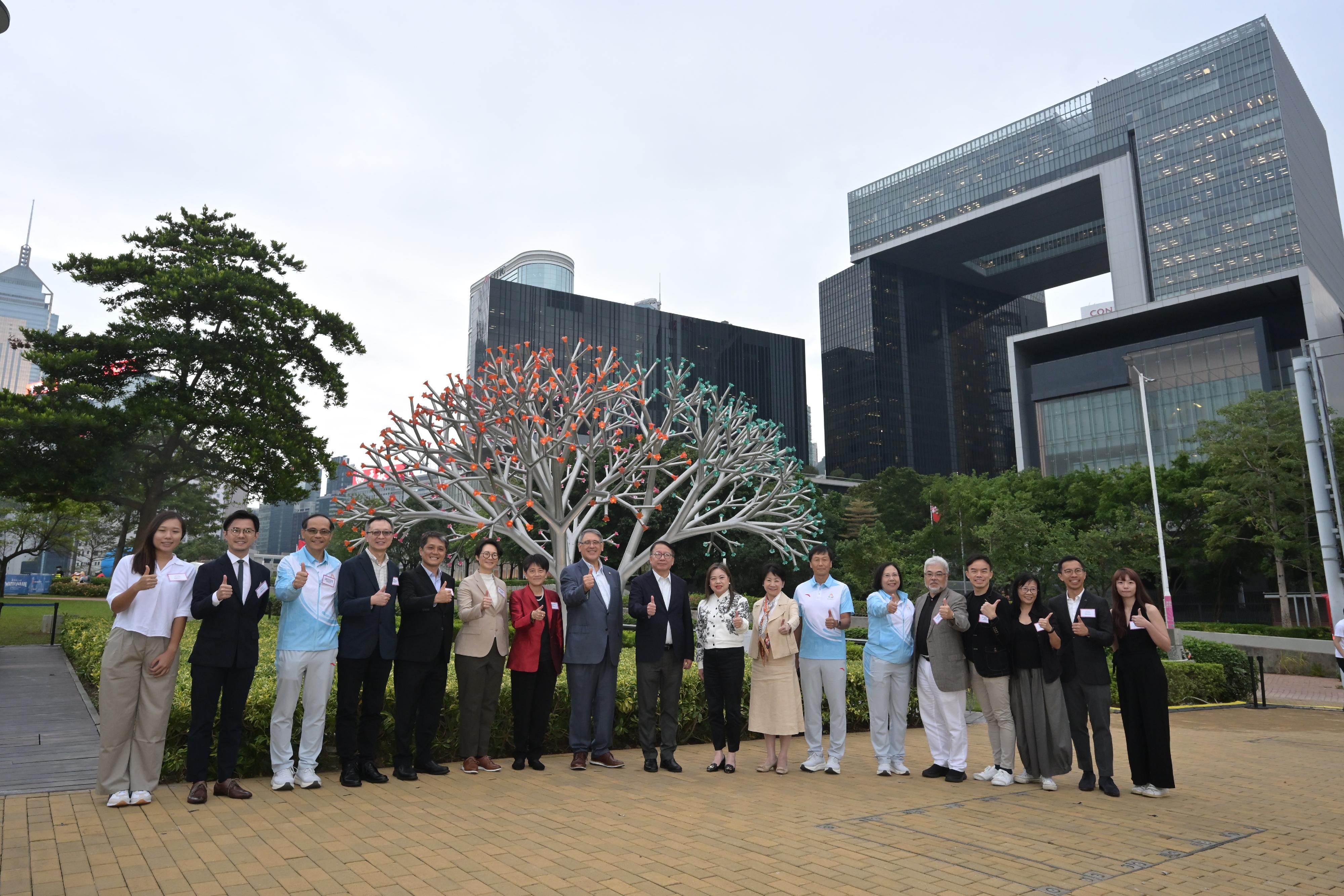 政務司司長陳國基今日(十月二十八日)出席十五運會和殘特奧會建築裝置設計比賽作品揭幕暨頒獎典禮。圖示(左七起)香港建築師學會會長劉文君、香港賽馬會副主席黃嘉純、陳國基、文化體育及旅遊局局長羅淑佩,與其他嘉賓和得獎者在典禮合照。