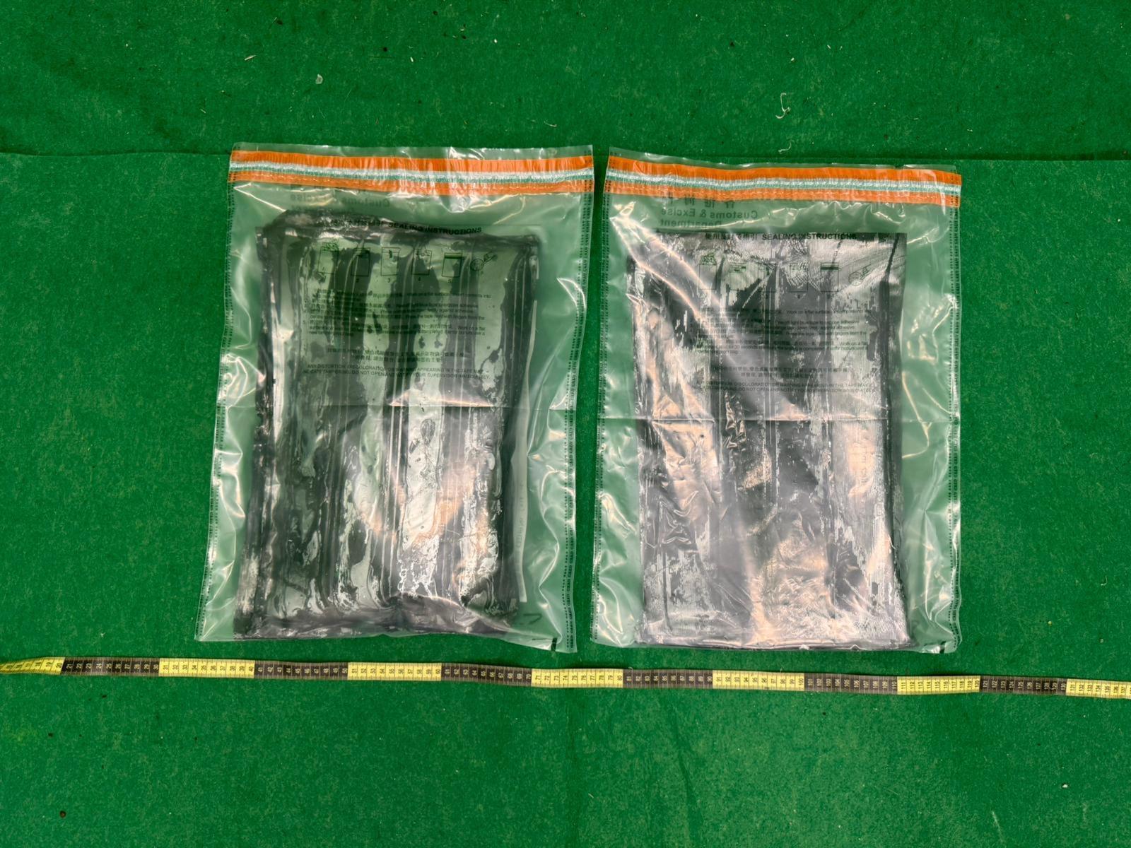 Hong Kong Customs yesterday (October 27) detected two drug trafficking cases involving baggage concealment at Hong Kong International Airport and seized about four kilograms of suspected cocaine and 12kg of suspected ketamine, with a total estimated market value of about $7.9 million. Photo shows the suspected cocaine seized in the first case.
