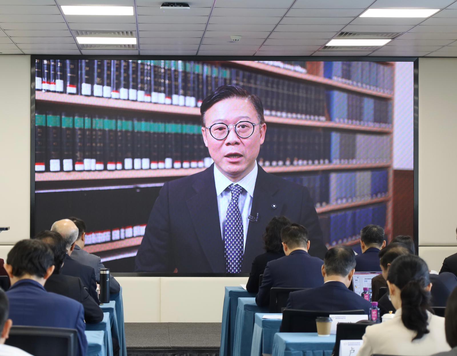 律政司副司長張國鈞博士今日（十月二十九日）在涉外法治建設進程中律師與仲裁行業發展業務交流會上通過視像致辭。