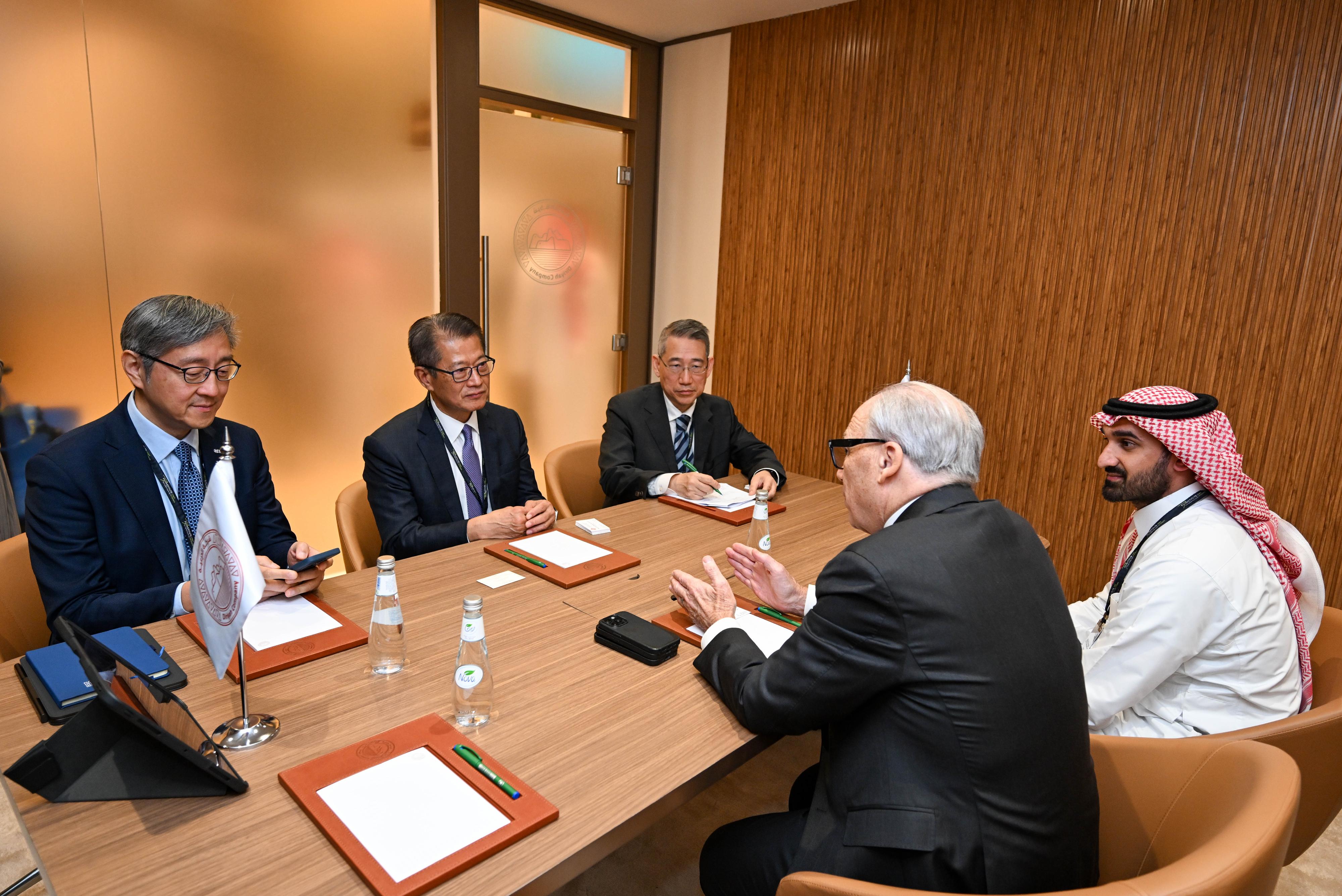The Financial Secretary, Mr Paul Chan, led a delegation from the financial and innovation sectors on a visit to Riyadh, Saudi Arabia, on October 28 (Riyadh time). Photo shows Mr Chan (second left) meeting with the Group Chief Executive Officer of Diriyah Company Group, Mr Jerry Inzerillo (second right). The Director-General of the Office for Attracting Strategic Enterprises, Mr Peter Yan (first left), and the Director-General of the Hong Kong Economic and Trade Office in Dubai, Mr Simon Chan (third left), also joined the meeting.