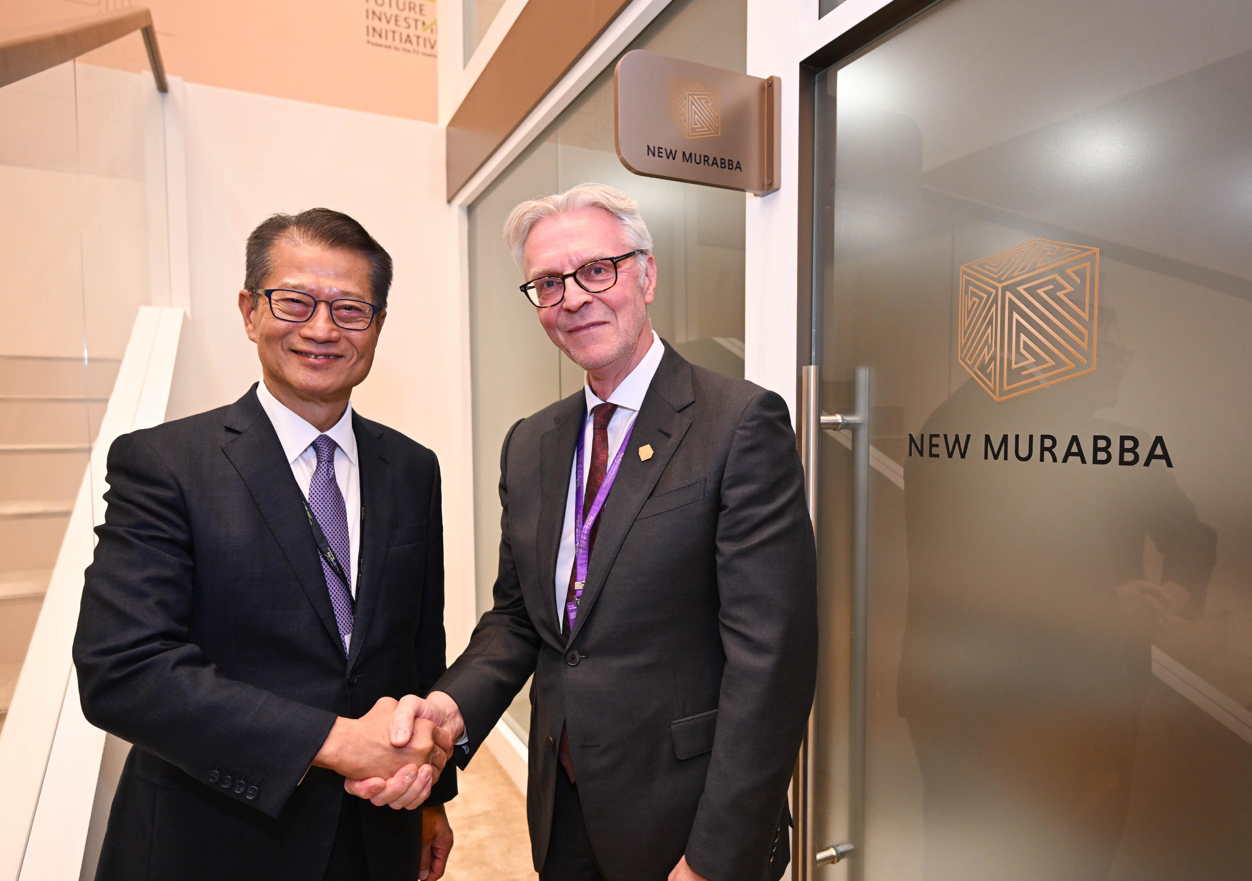 The Financial Secretary, Mr Paul Chan, led a delegation from the financial and innovation sectors on a visit to Riyadh, Saudi Arabia, on October 28 (Riyadh time). Photo shows Mr Chan (left) meeting with the Chief Executive Officer of the New Murabba Development Company, Mr Michael Dyke (right).