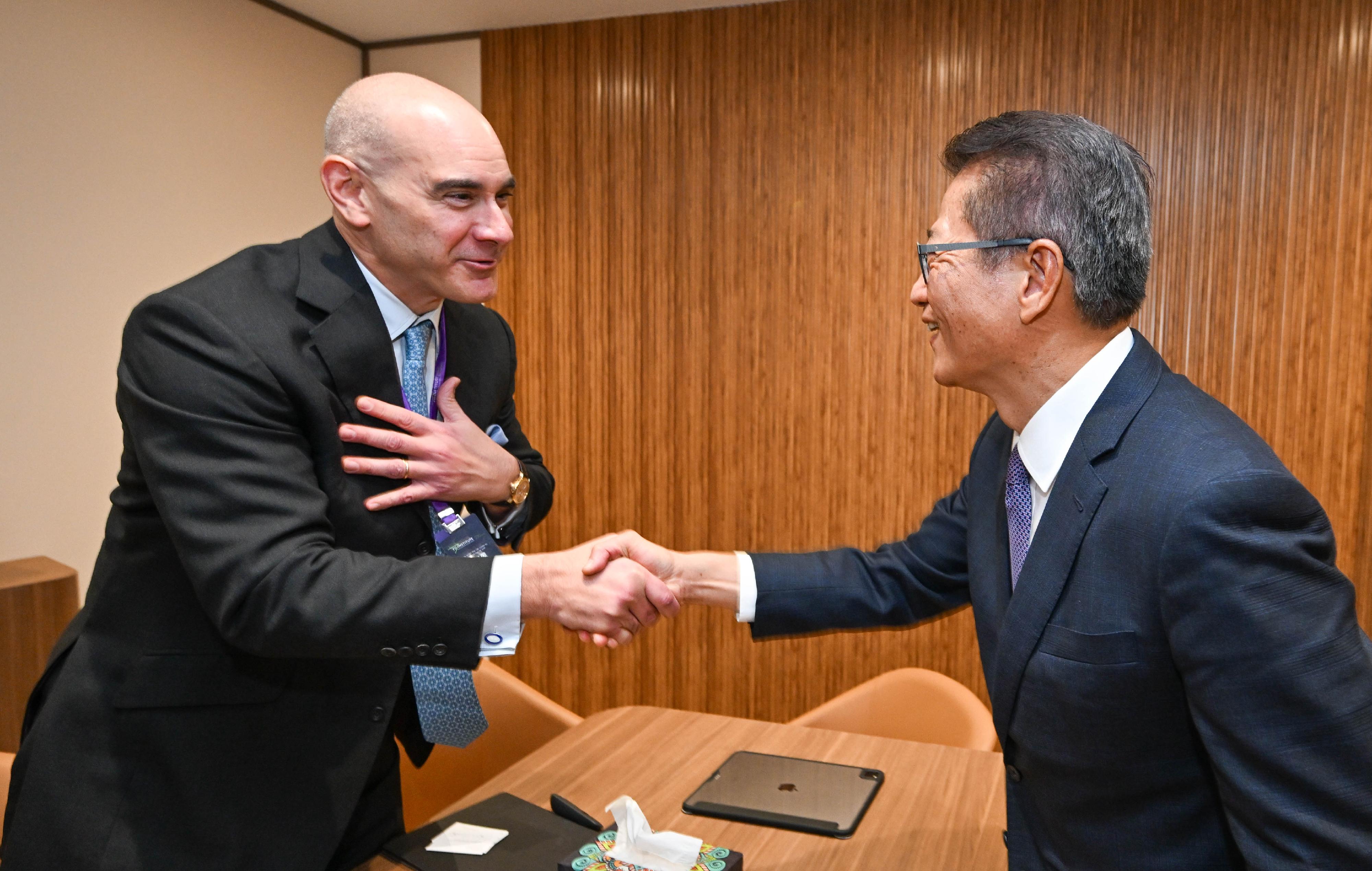 The Financial Secretary, Mr Paul Chan, led a delegation from the financial and innovation sectors on a visit to Riyadh, Saudi Arabia, on October 28 (Riyadh time). Photo shows Mr Chan (right) meeting with the representative from Red Sea Global (left).