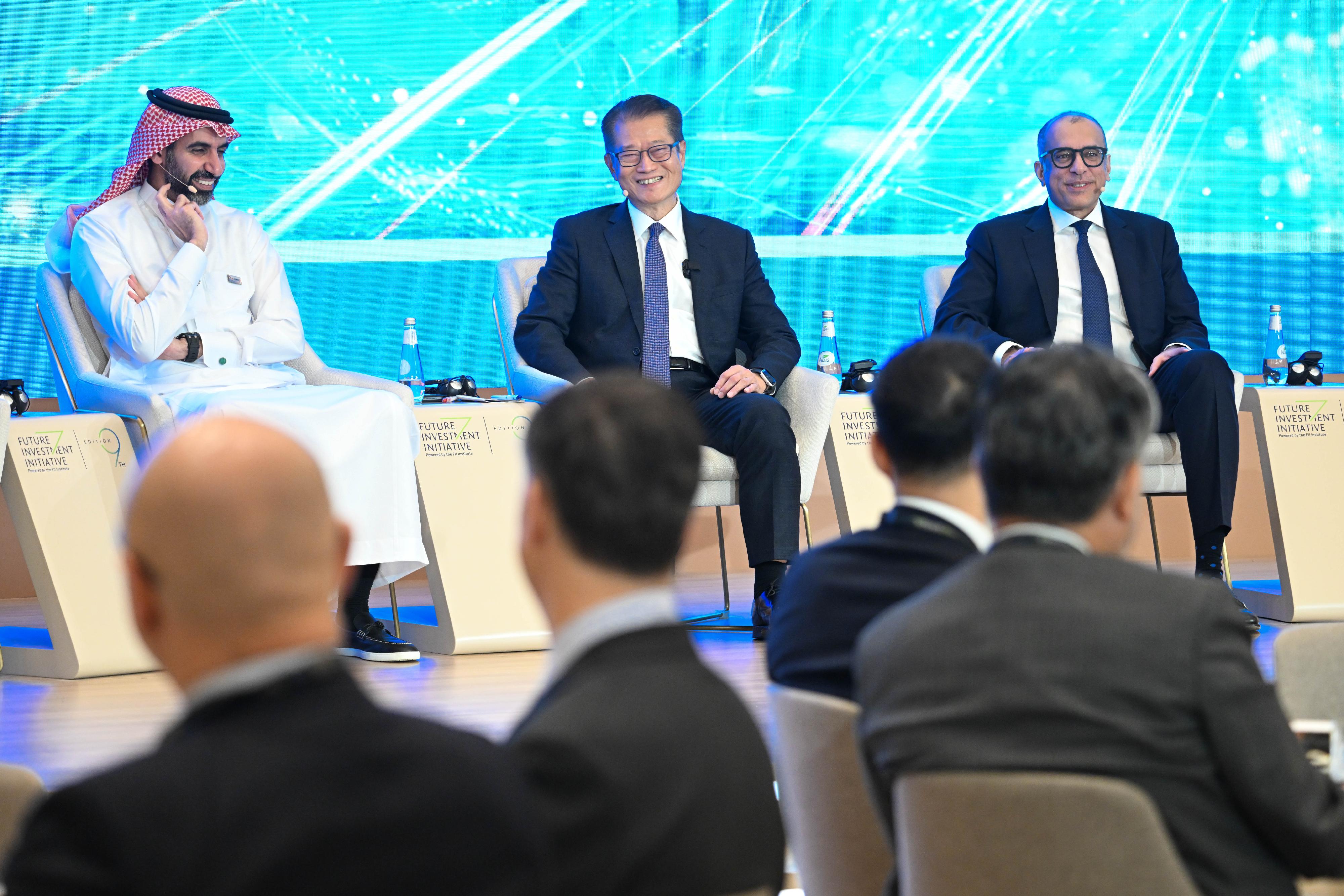 The Financial Secretary, Mr Paul Chan, led a delegation of the financial and innovation sectors to continue the visit to Riyadh, Saudi Arabia, on October 29 (Riyadh time). Photo shows Mr Chan (centre) attending the Future Investment Initiative and participating in a breakfast meeting hosted by the HSBC.