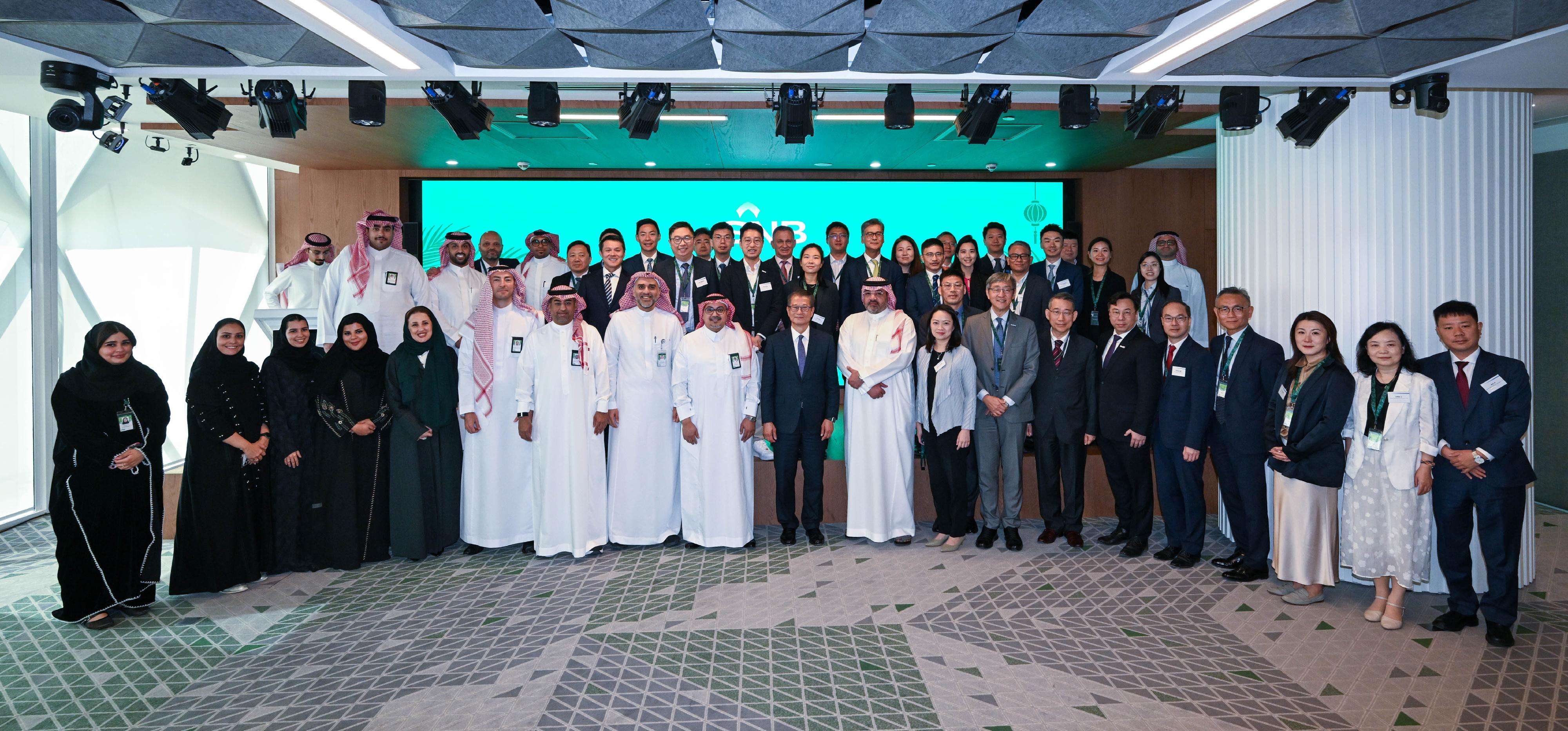The Financial Secretary, Mr Paul Chan, led a delegation of the financial and innovation sectors to continue the visit to Riyadh, Saudi Arabia, on October 29 (Riyadh time). Photo shows Mr Chan (front row, tenth left) with the representatives of the Saudi National Bank.