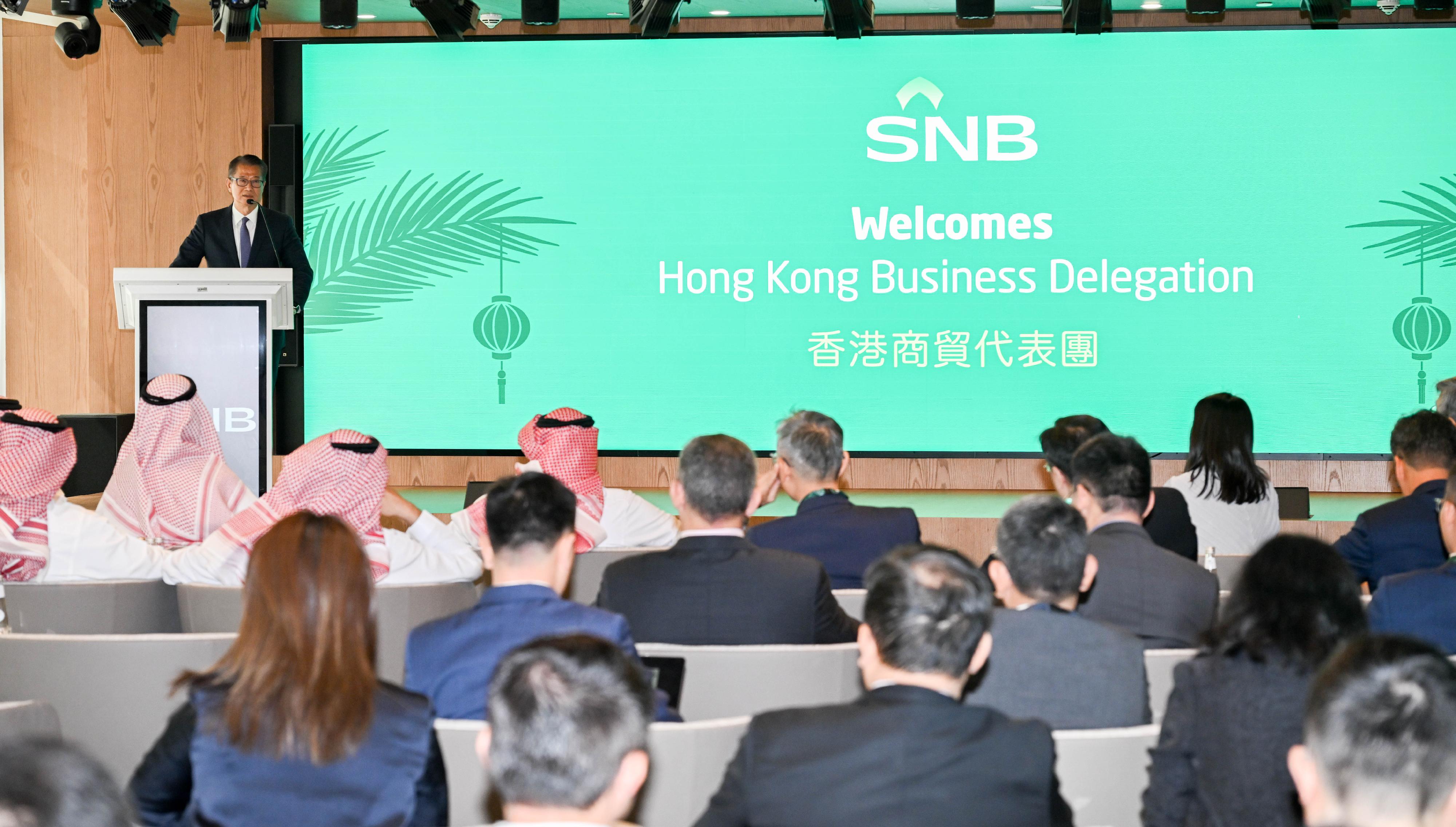 The Financial Secretary, Mr Paul Chan, led a delegation of the financial and innovation sectors to continue the visit to Riyadh, Saudi Arabia, on October 29 (Riyadh time). Photo shows Mr Chan exchanging views with the representative of the Saudi National Bank.