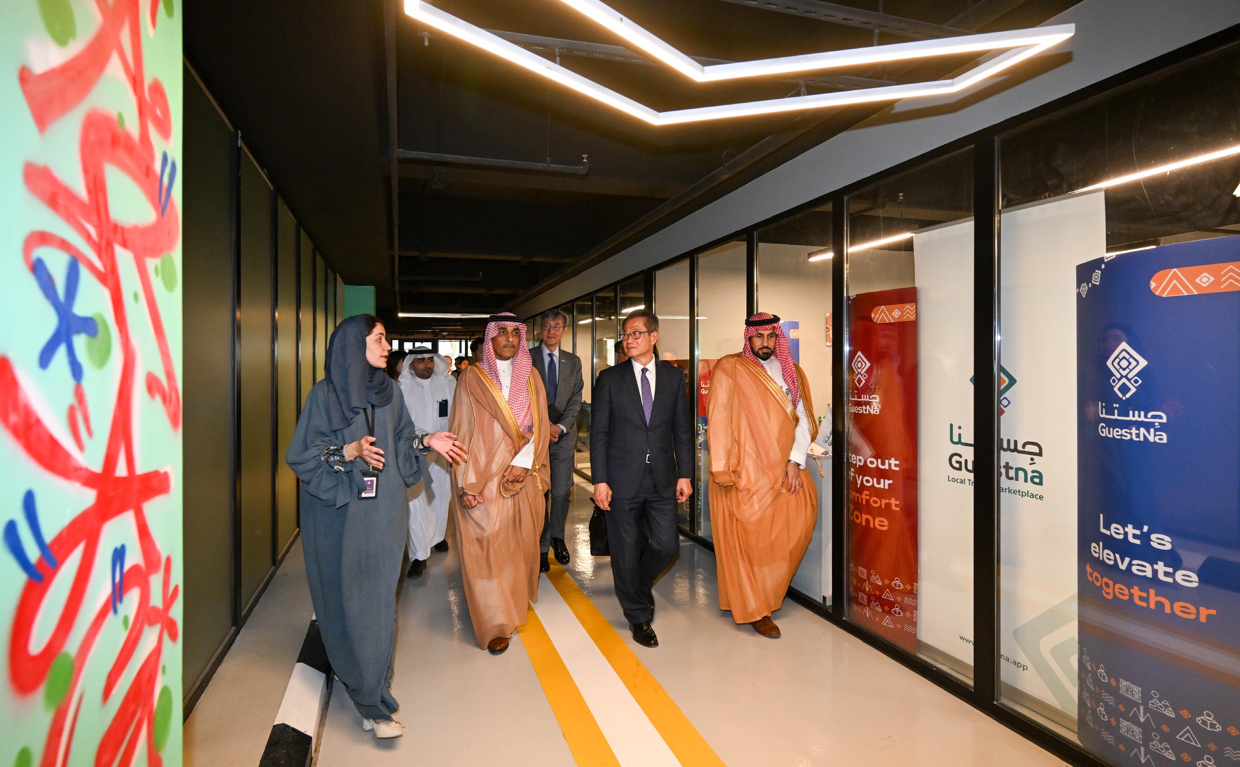 The Financial Secretary, Mr Paul Chan, led a delegation of the financial and innovation sectors to continue the visit to Riyadh, Saudi Arabia, on October 29 (Riyadh time). Photo shows Mr Chan (second right) visiting The Garage in King Abdulaziz City for Science and Technology.