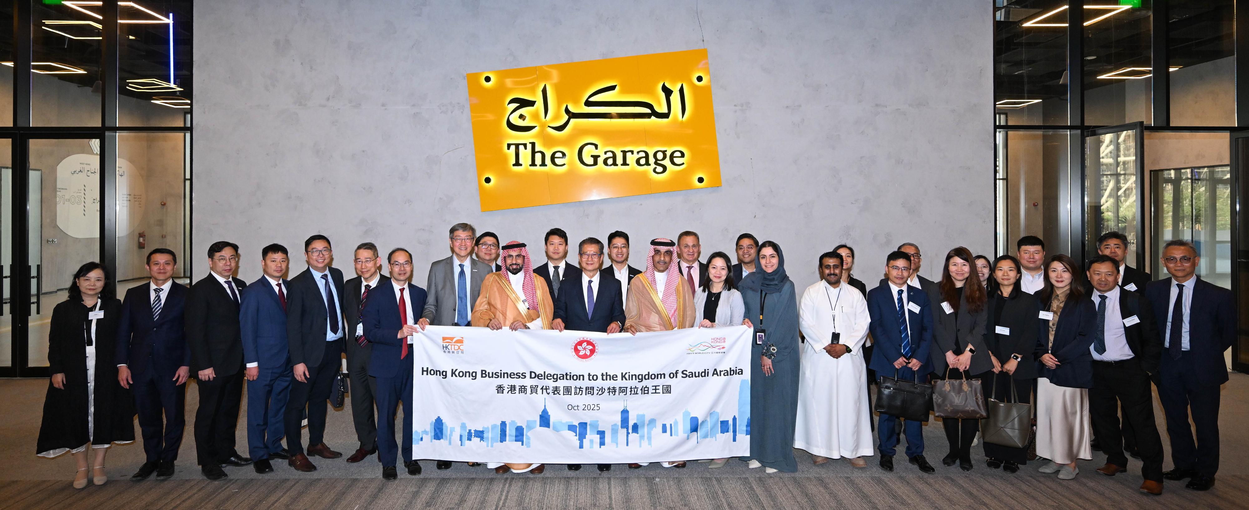 The Financial Secretary, Mr Paul Chan, led a delegation of the financial and innovation sectors to continue the visit to Riyadh, Saudi Arabia, on October 29 (Riyadh time). Photo shows Mr Chan (front row, tenth left) and the members of the delegation visiting The Garage in King Abdulaziz City for Science and Technology.