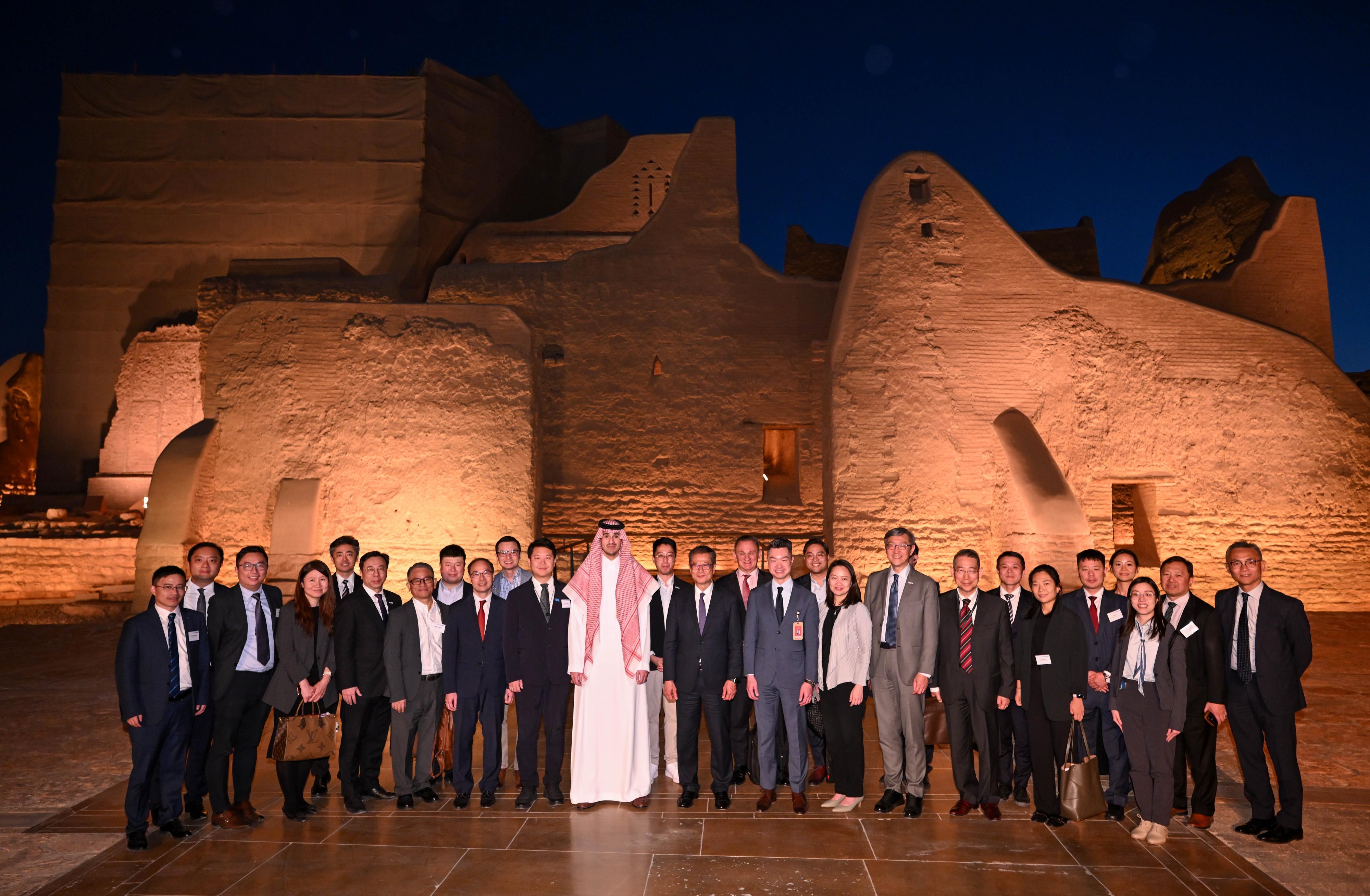 The Financial Secretary, Mr Paul Chan, led a delegation of the financial and innovation sectors to continue the visit to Riyadh, Saudi Arabia, on October 29 (Riyadh time). Photo shows Mr Chan (centre) and the members of the delegation visiting the At-Turaif UNESCO World Heritage Site.