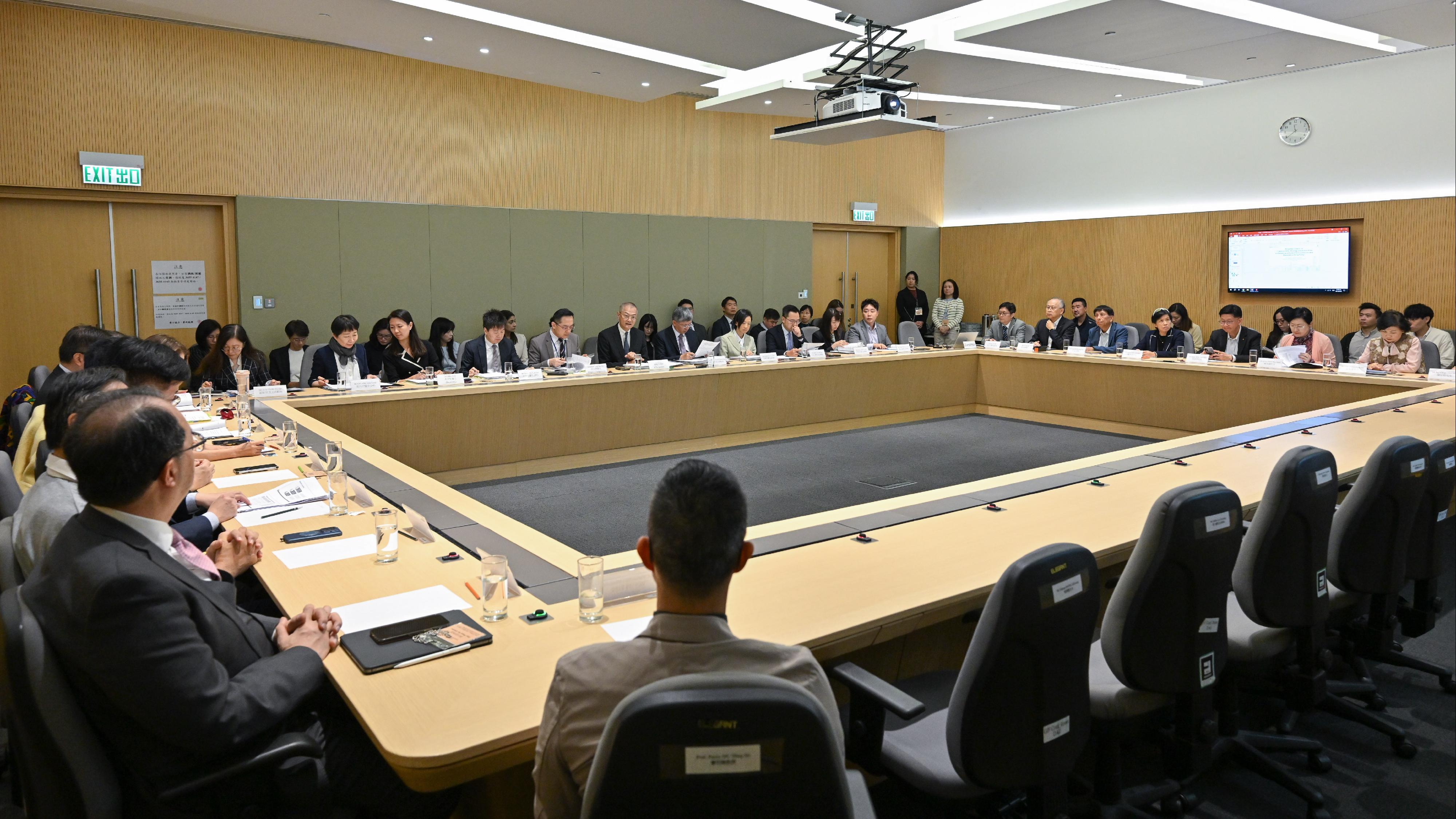 醫務衞生局局長盧寵茂教授(左六)今日(十月三十日)主持防控非傳染病督導委員會第十六次會議。