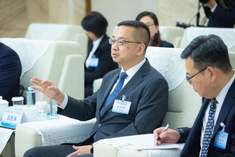 入境事務處處長郭俊峯於十月二十八日率團出席在重慶市舉行的內地與港澳特區出入境管理部門「1+2」聯繫協作機制會議。圖示郭俊峯於會議上與其他出席代表交流。