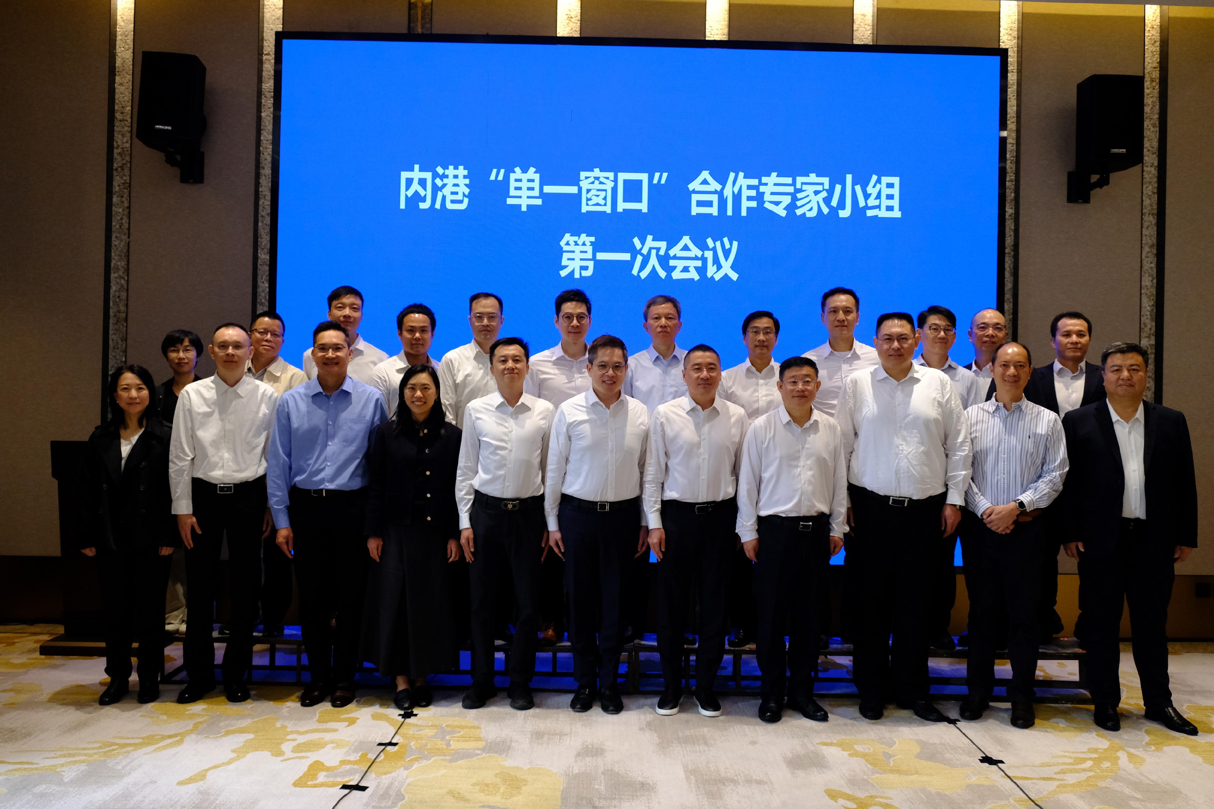 The Commerce and Economic Development Bureau and the Hong Kong Customs and Excise Department, together with the National Office of Port Administration, the Department of Commerce (Office of Port Administration) of Guangdong Province and other relevant Mainland authorities, convened the first meeting of the Mainland-Hong Kong Single Window Co-operation Expert Group in Zhuhai last Friday (October 24) to exchange experiences in developing the single windows and strengthen co-operation. Photo shows Deputy Secretary for Commerce and Economic Development Mr Andy Lam (front row, centre); Deputy Head of the National Office of Port Administration Mr Wang Chengshi (front row, fifth right); Deputy Director-General of the Department of Commerce of Guangdong Province Mr He Jun (front row, fourth right); Principal Assistant Secretary for Commerce and Economic Development Ms Salina Mak (front row, fourth left); Assistant Commissioner of Customs and Excise Mr Ng Chun-wah (front row, third left), and other participants after the meeting.