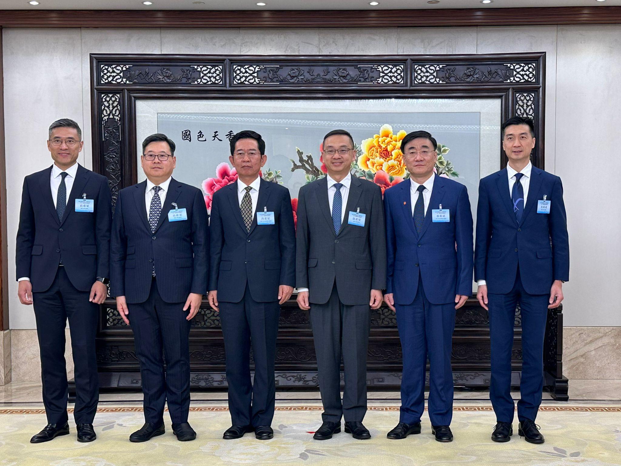 The Director of Immigration, Mr Benson Kwok (third right), led a delegation to attend the meeting of "1+2" co-ordination mechanism among the Chinese Mainland and the Hong Kong and Macao Special Administrative Regions immigration management authorities held in Chongqing on October 28 with the Vice Minister of Public Security of the People's Republic of China and Head of the Exit and Entry Administration, Mr Wang Zhizhong (third left), Vice Administrator of the Exit and Entry Administration Mr Zhang Yong (second right), and other representatives from the Immigration Department.