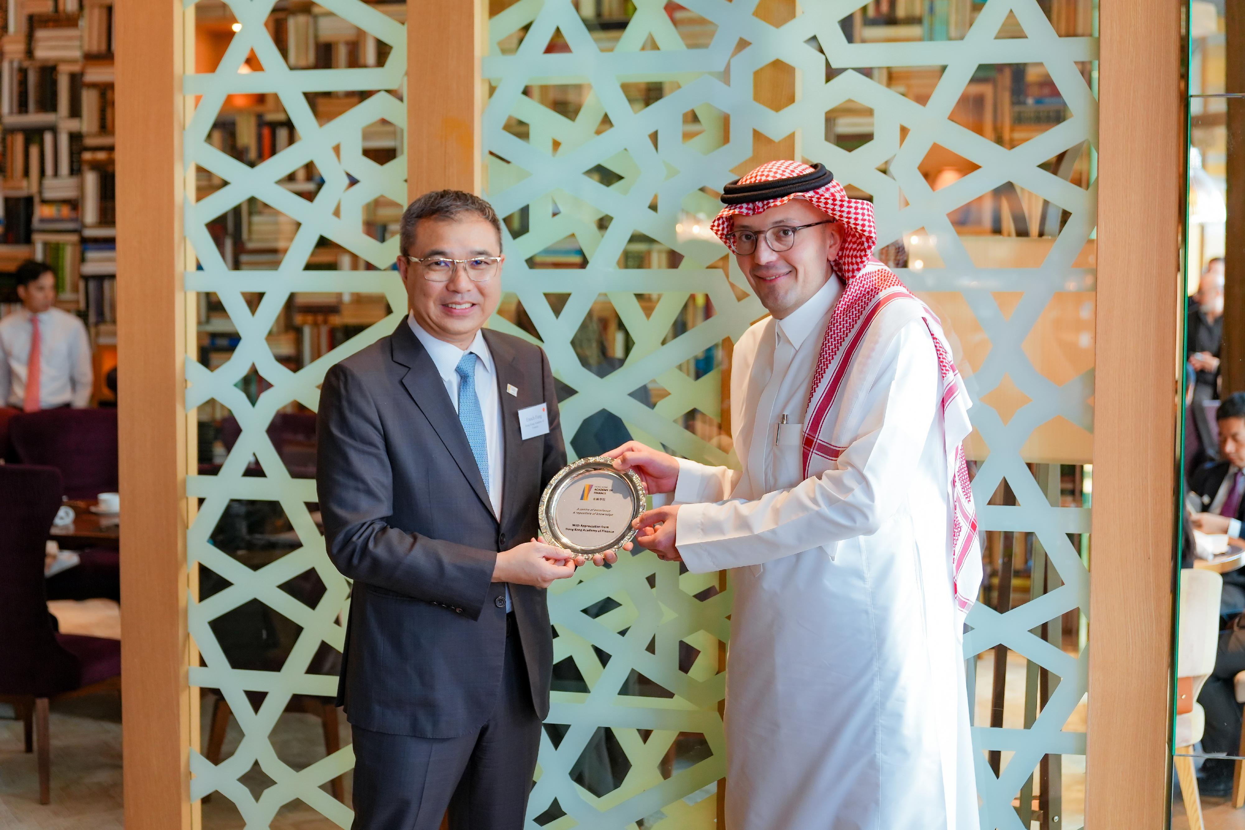 The Hong Kong Academy of Finance (AoF) Financial Leaders Programme (FLP) concluded its field trip to Riyadh, Saudi Arabia from October 20 to 23. Photo shows presentation of souvenir at a luncheon hosted by Standard Chartered Bank connecting FLP participants with Chinese corporates operating in the Middle East region.