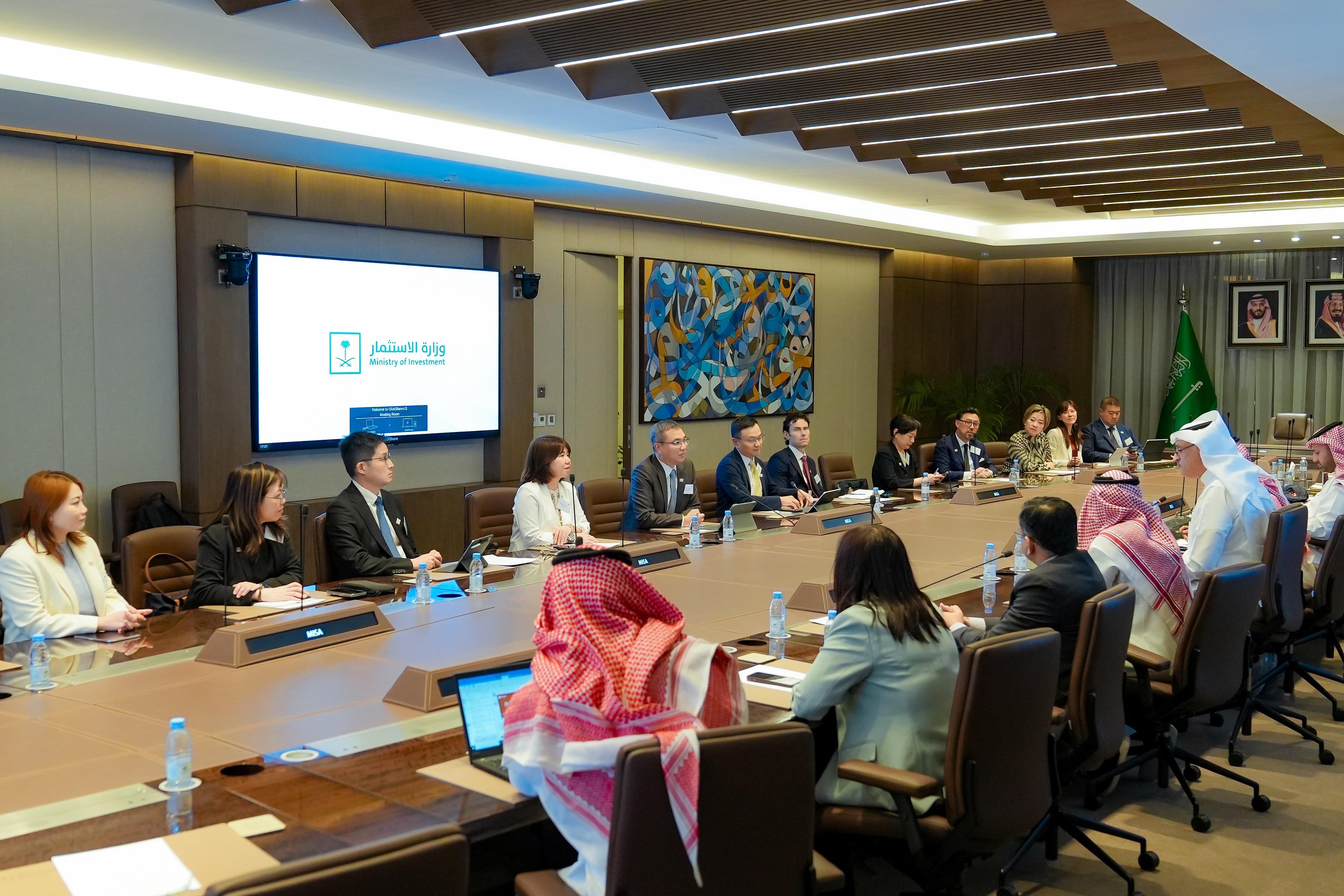 The Hong Kong Academy of Finance (AoF) Financial Leaders Programme (FLP) concluded its field trip to Riyadh, Saudi Arabia from October 20 to 23. Photo shows FLP participants visiting the Ministry of Investment for Saudi Arabia.