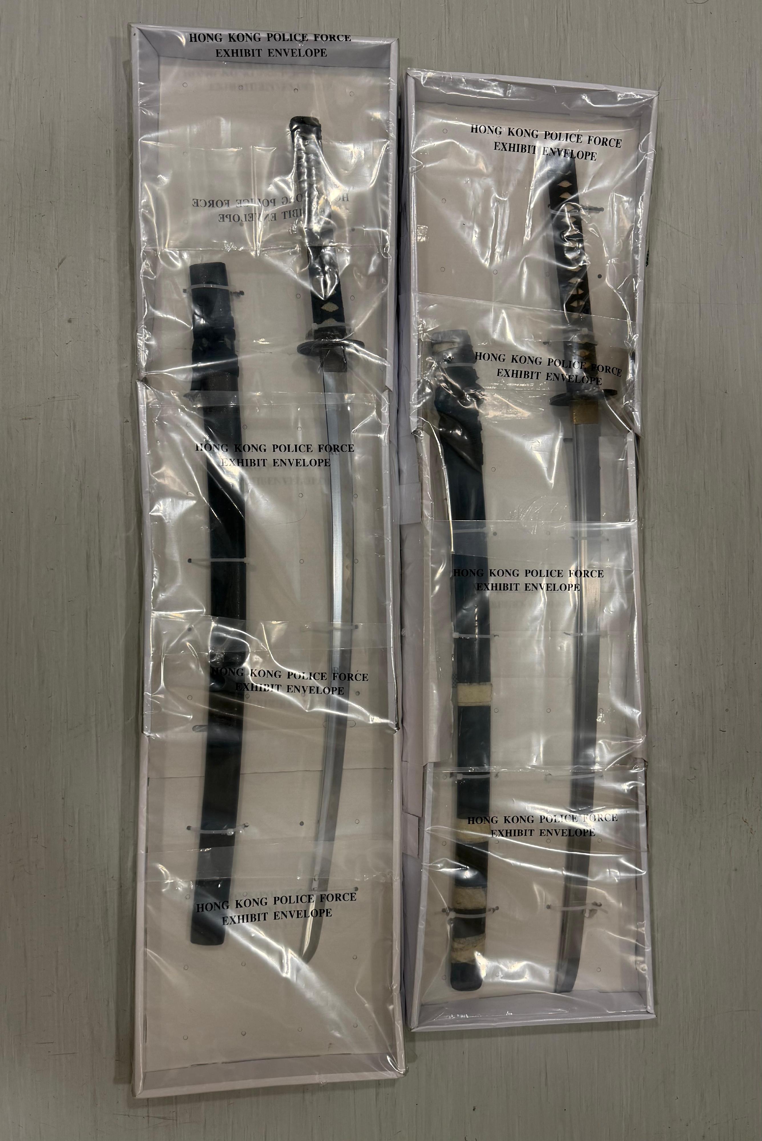 警方在行動中檢獲三把複合弓連同十二支箭及兩把武士刀。