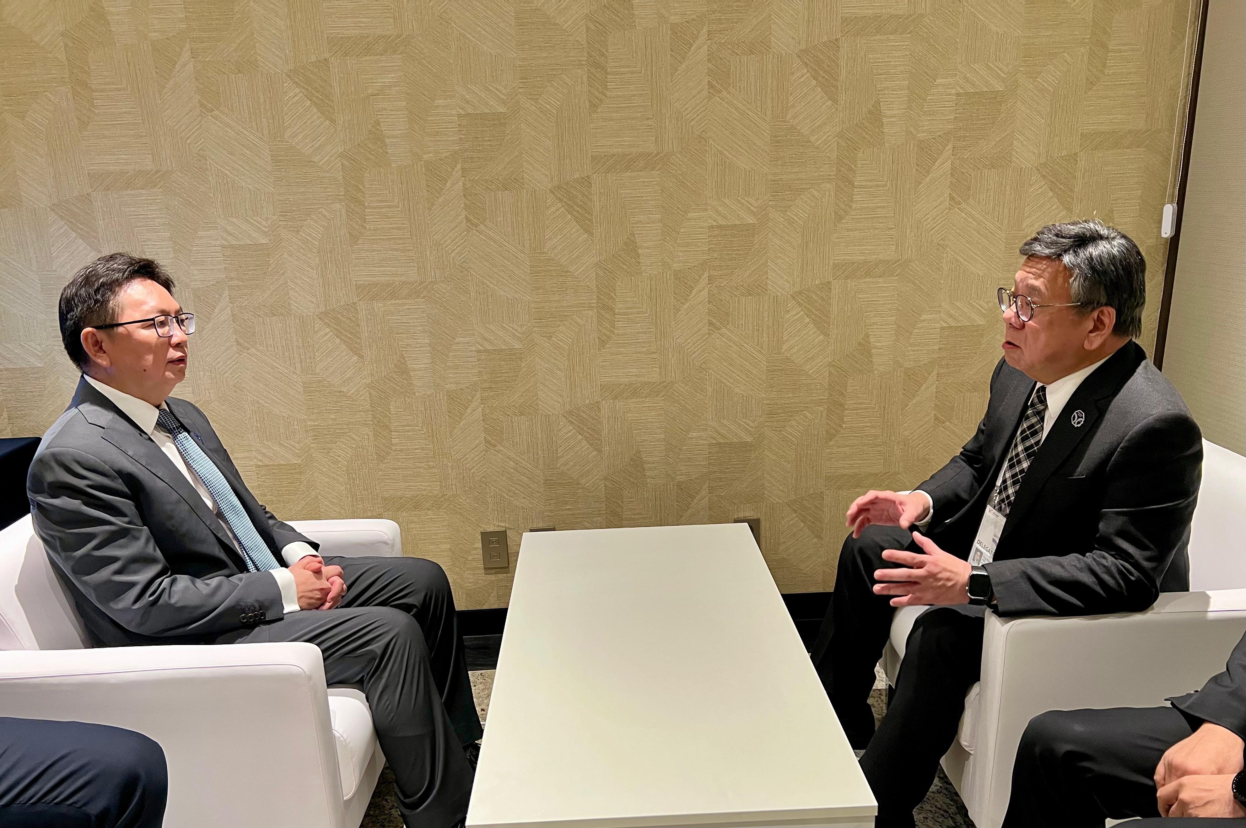 商務及經濟發展局局長丘應樺(右)今日(十月三十日)在韓國慶州出席第三十六屆亞太區經濟合作組織部長級會議期間,與國家商務部副部長兼國際貿易談判副代表凌激(左)會面,就雙方關注的議題交換意見。