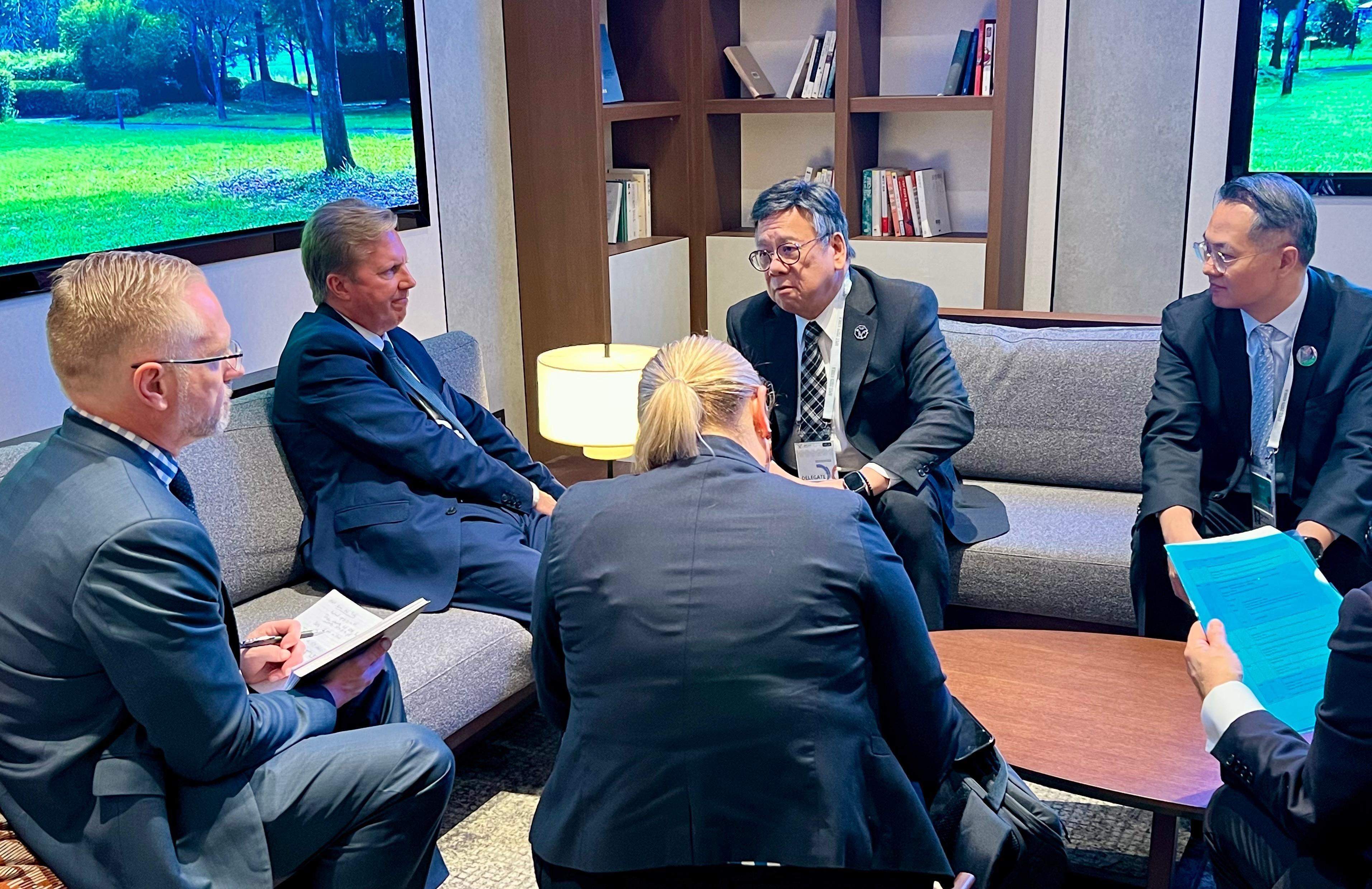 The Secretary for Commerce and Economic Development, Mr Algernon Yau (second right), meets with the Minister for Trade and Investment of New Zealand, Mr Todd McClay (second left), on the sidelines of the 36th Asia-Pacific Economic Cooperation Ministerial Meeting in Gyeongju, Korea, today (October 30) to exchange views on issues of mutual concern. Also present is the Director-General of Trade and Industry, Mr Aaron Liu (first right). 