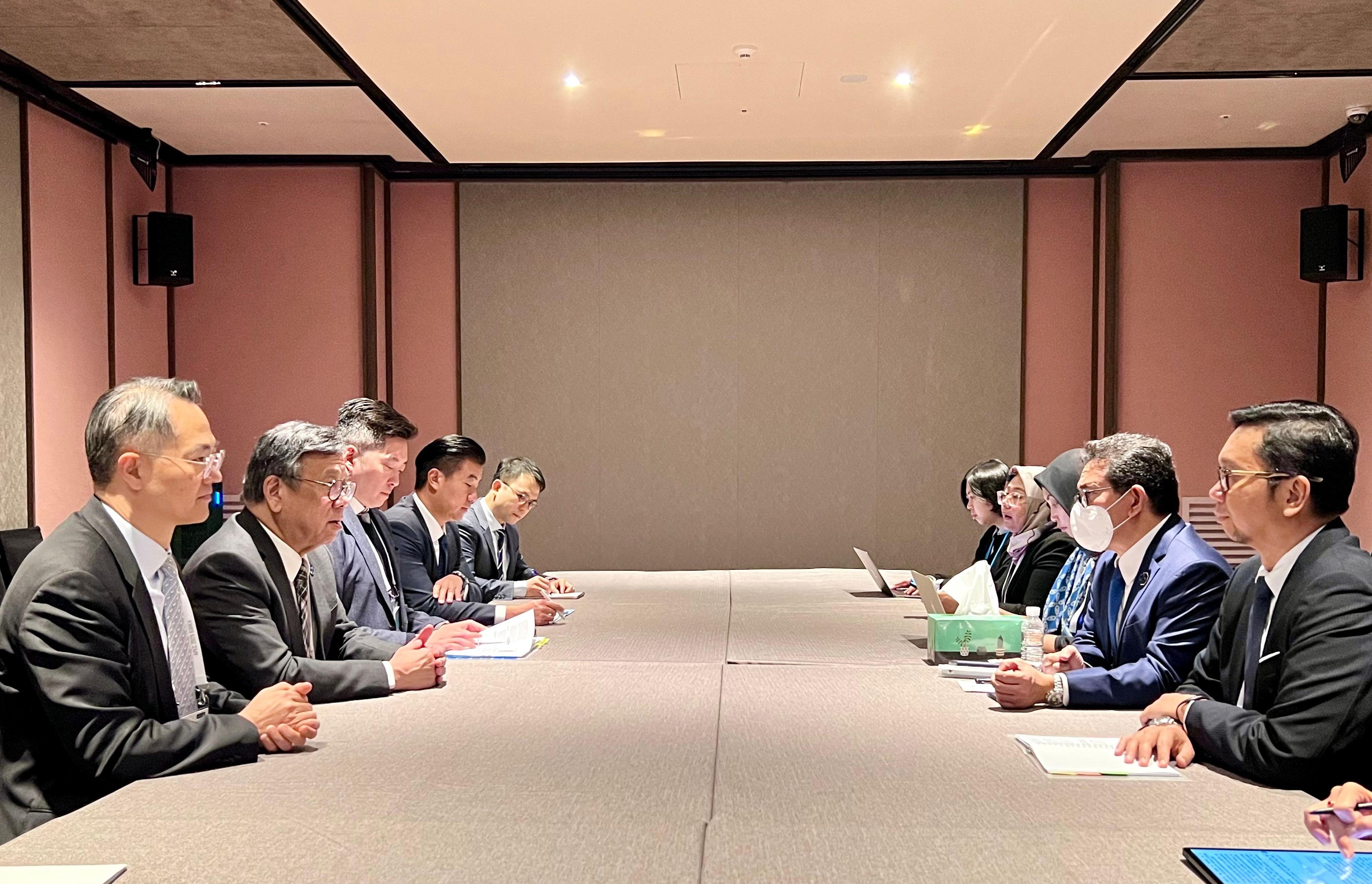 The Secretary for Commerce and Economic Development, Mr Algernon Yau (second left), meets with the Minister of Trade of Indonesia, Mr Budi Santoso (second right), on the sidelines of the 36th Asia-Pacific Economic Cooperation Ministerial Meeting in Gyeongju, Korea, today (October 30) to exchange views on issues of mutual concern. The Director-General of Trade and Industry, Mr Aaron Liu (first left), also attended the meeting.