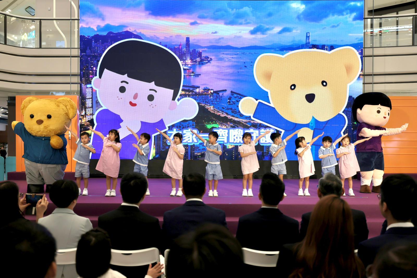 保安局今日(十月三十日)啓動《安熊童樂會》校園巡禮,透過到幼稚園舉辦以《安仔與熊仔》國家安全漫畫為主題的工作坊,向幼兒傳揚國家安全信息。圖示幼稚園學生在儀式上唱歌表演。